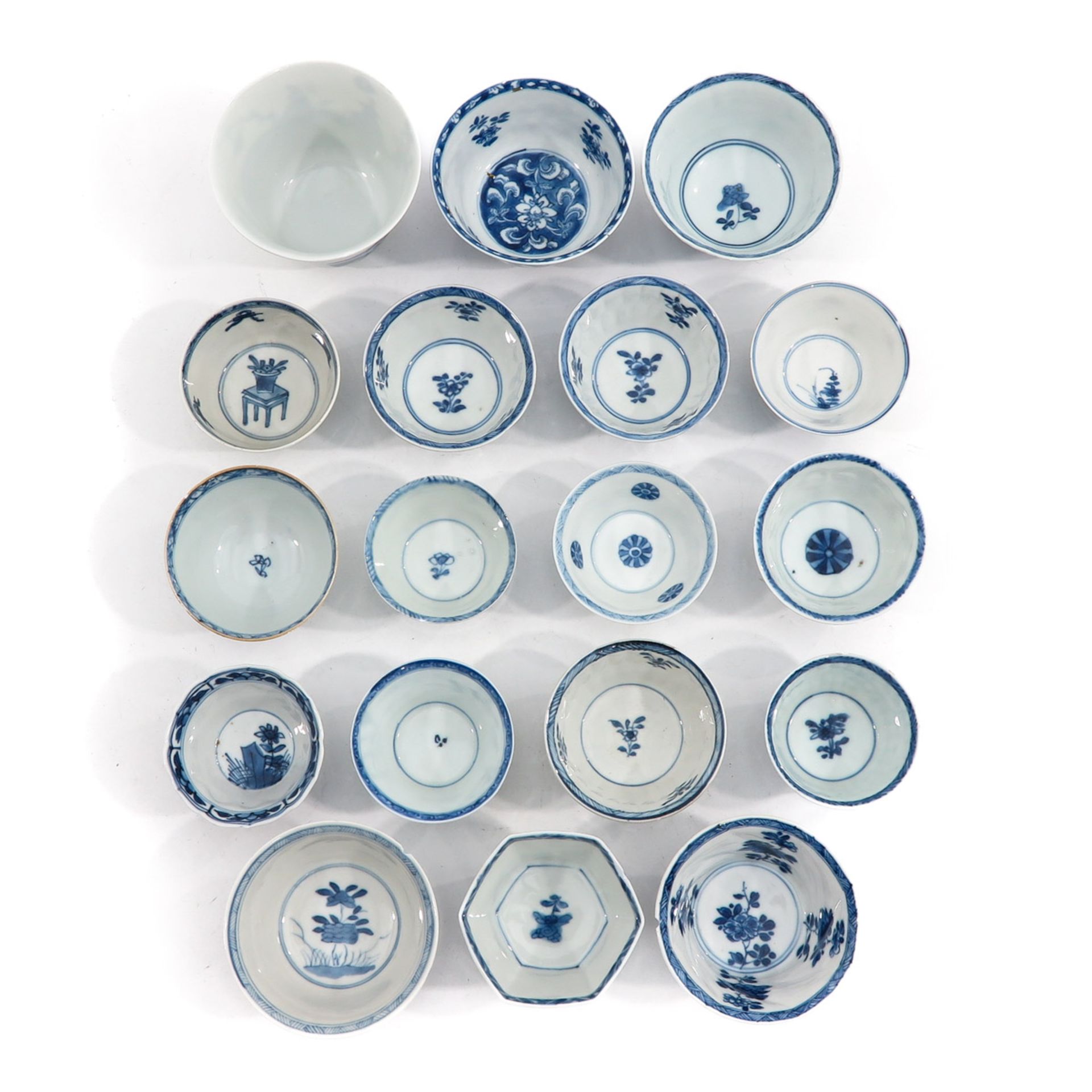 A Collection of Blue and White Cups - Bild 5 aus 8