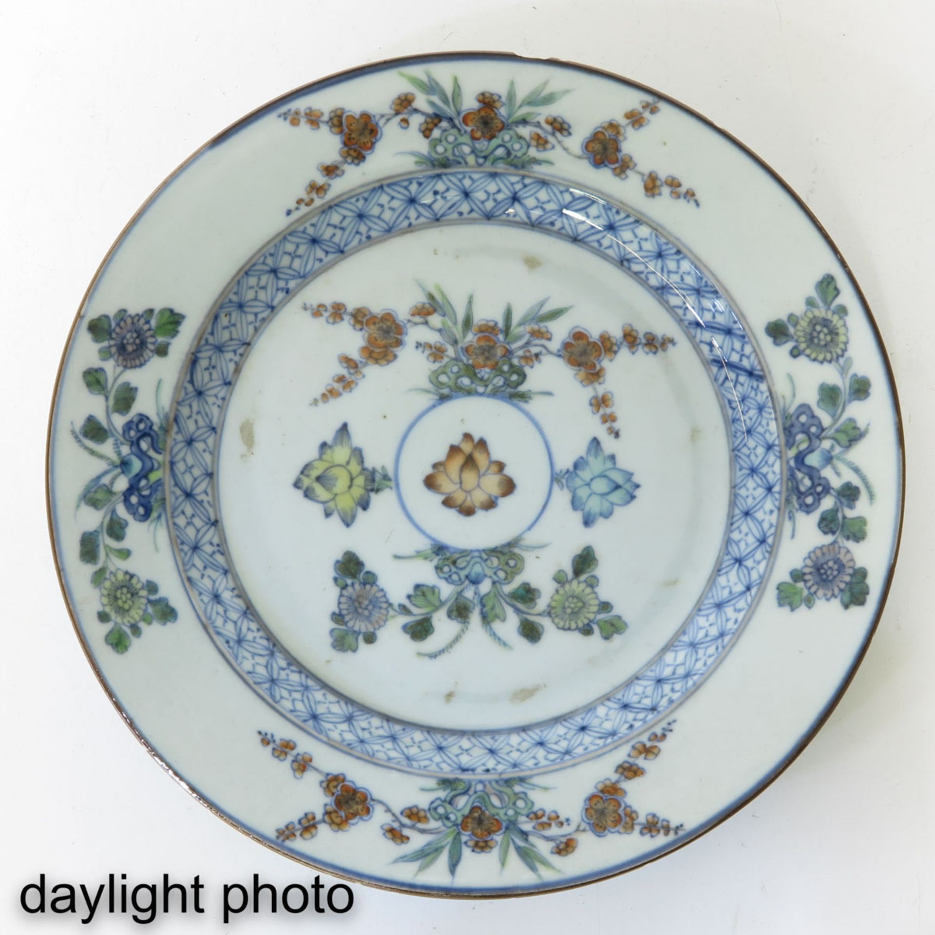 A Pair of Doucai Plates - Image 7 of 9