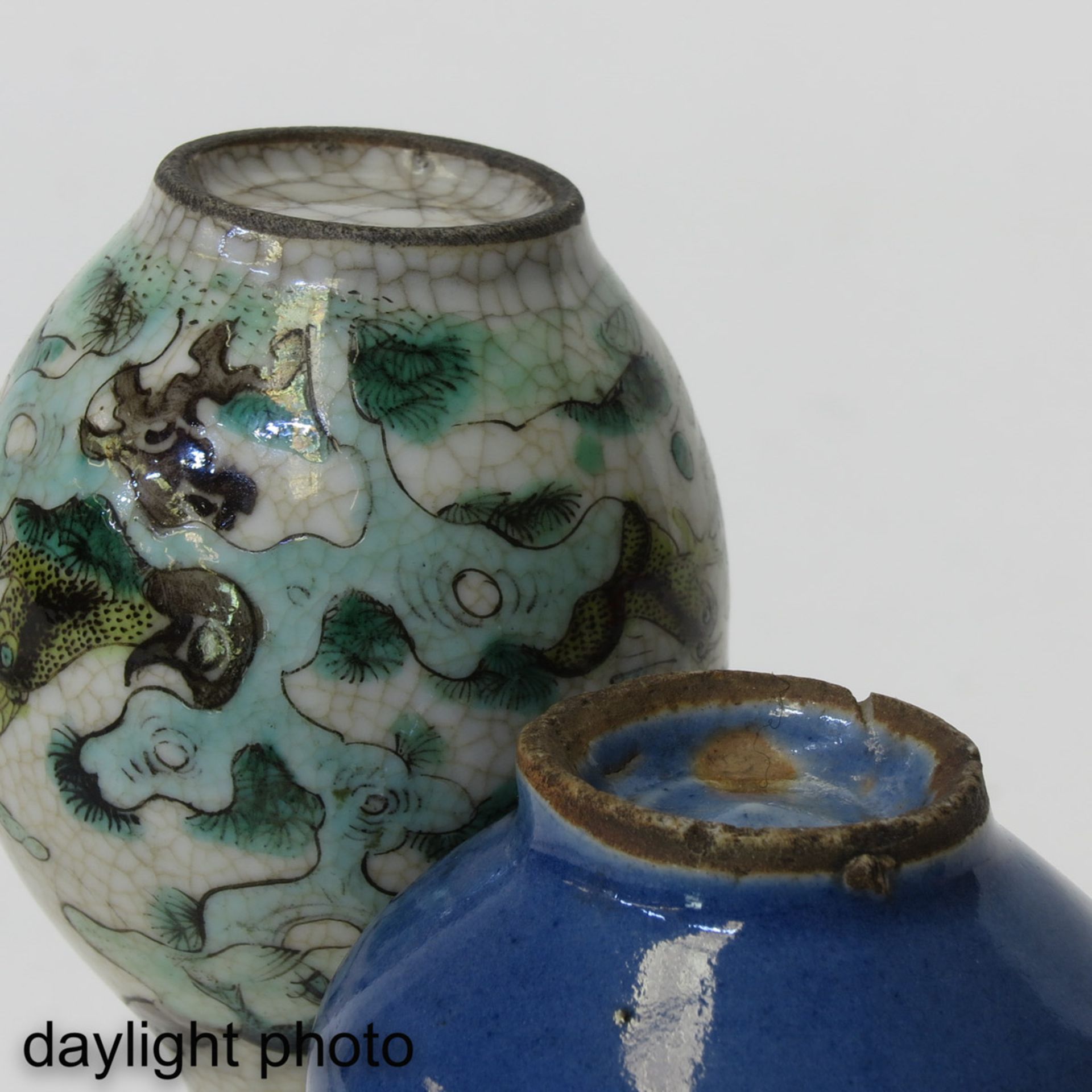A Lot of 2 Small Vases - Image 8 of 10