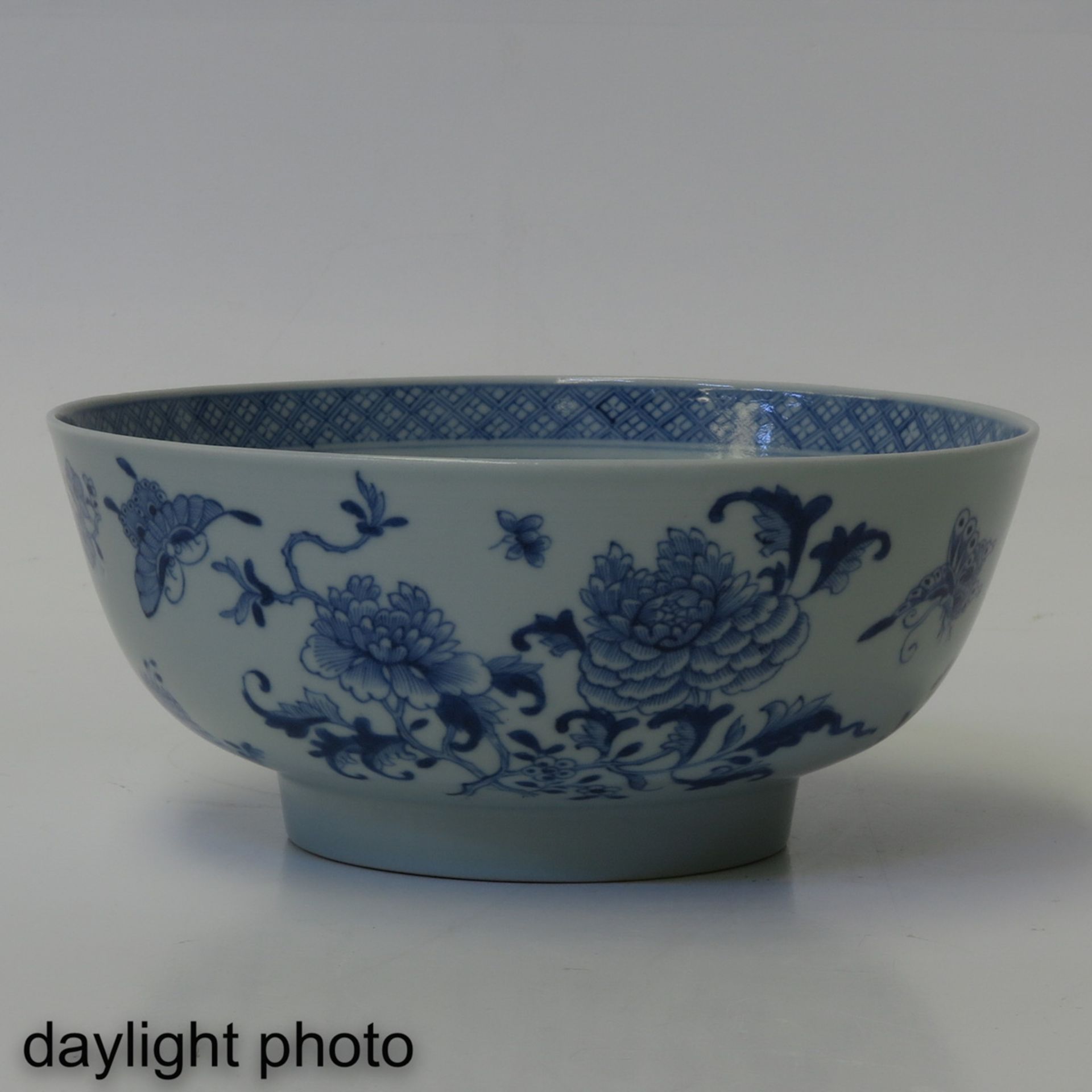 A Blue and White Bowl - Bild 7 aus 9