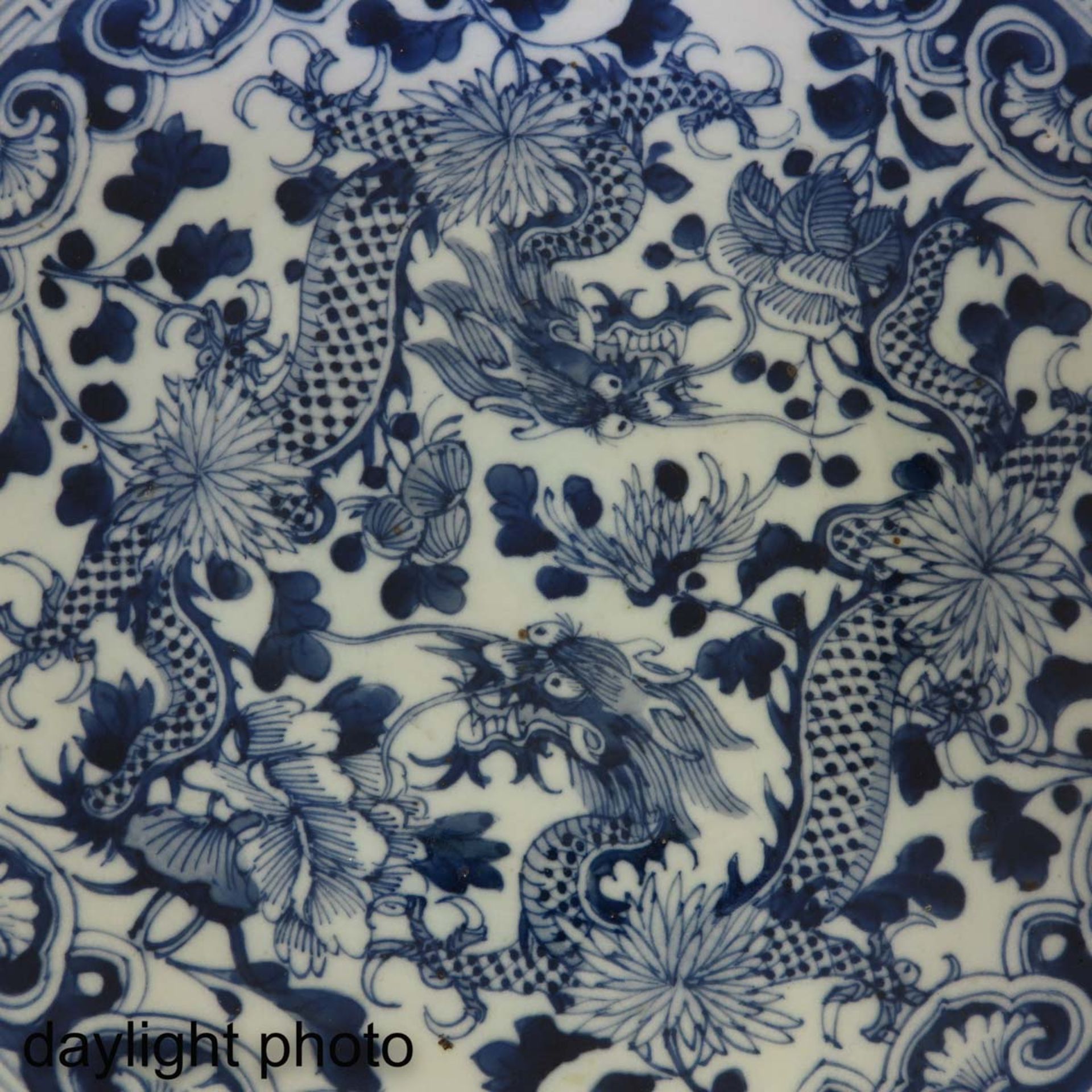 A Blue and White Dragon Plate - Bild 5 aus 5