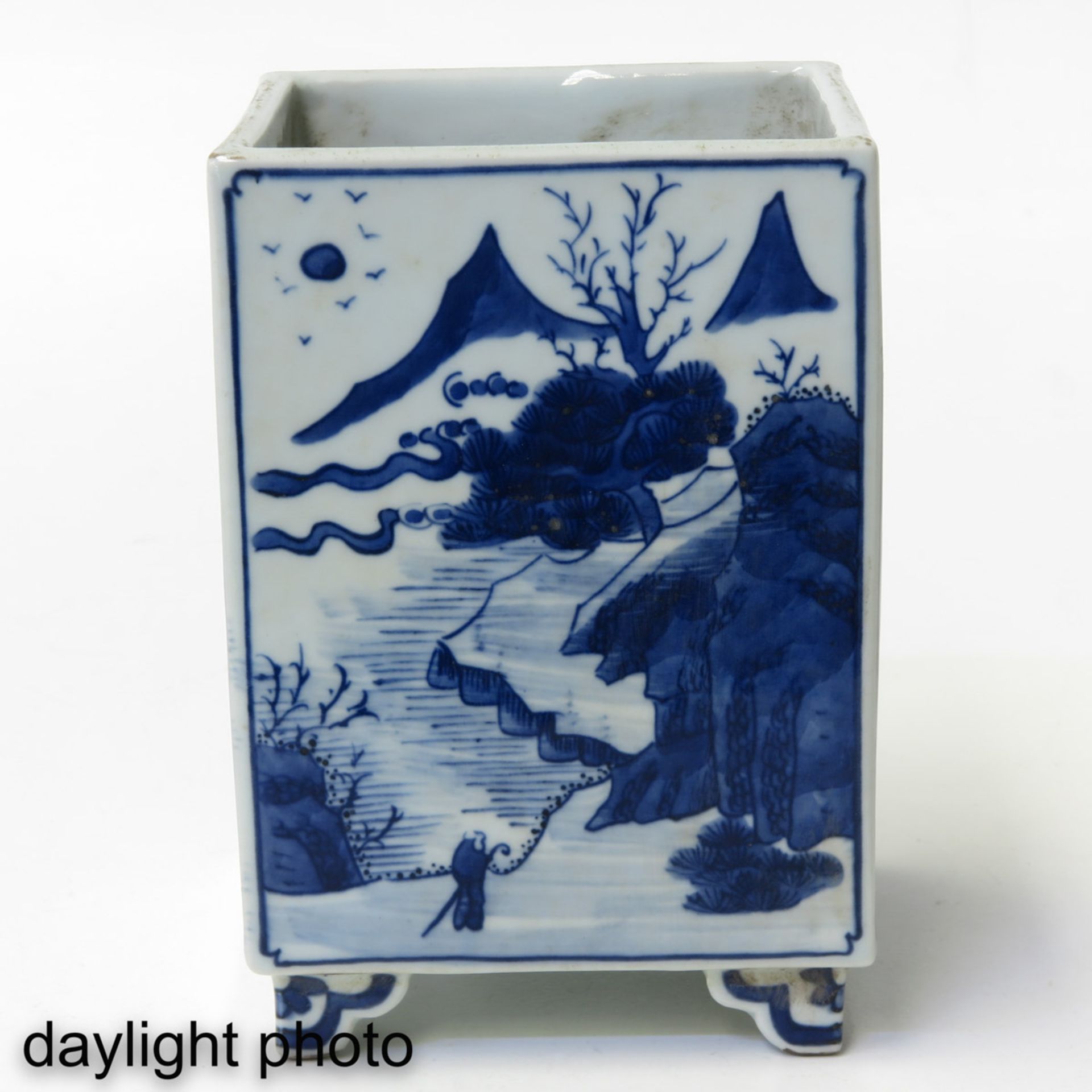 A Blue and White Planter - Image 7 of 10