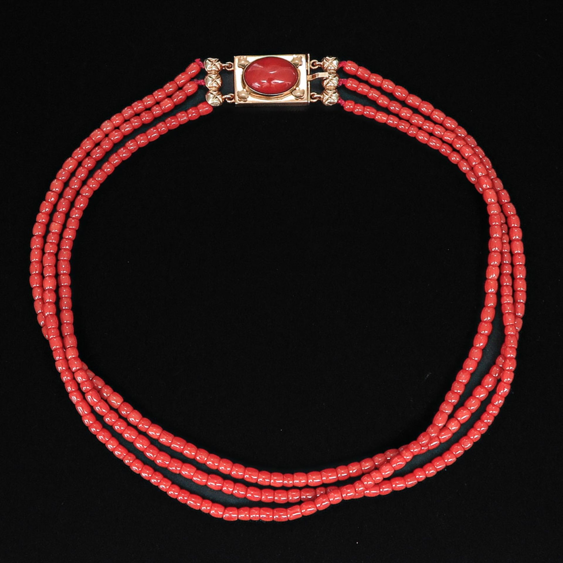 A Collection of Red Coral Jewelry - Bild 2 aus 6