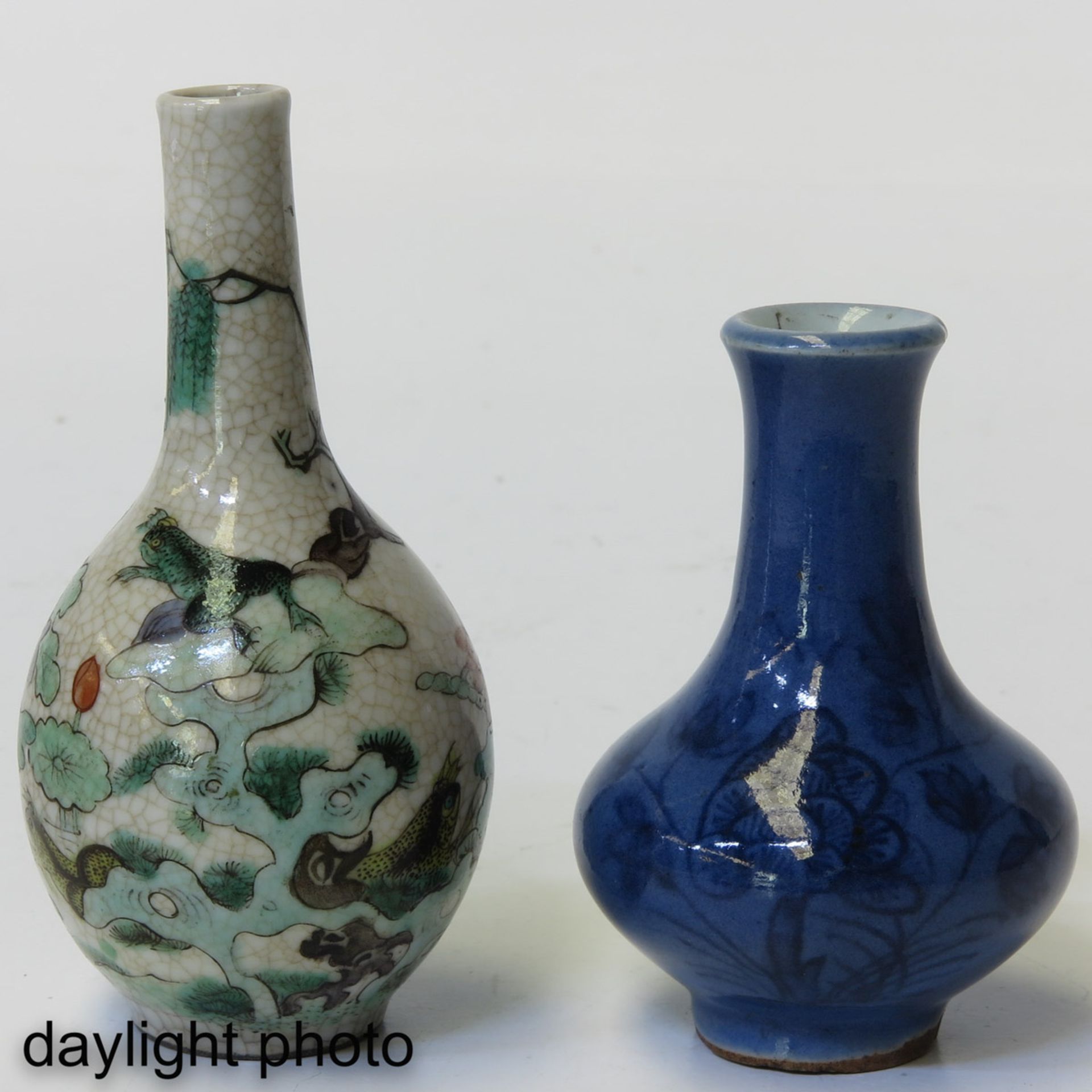 A Lot of 2 Small Vases - Image 7 of 10