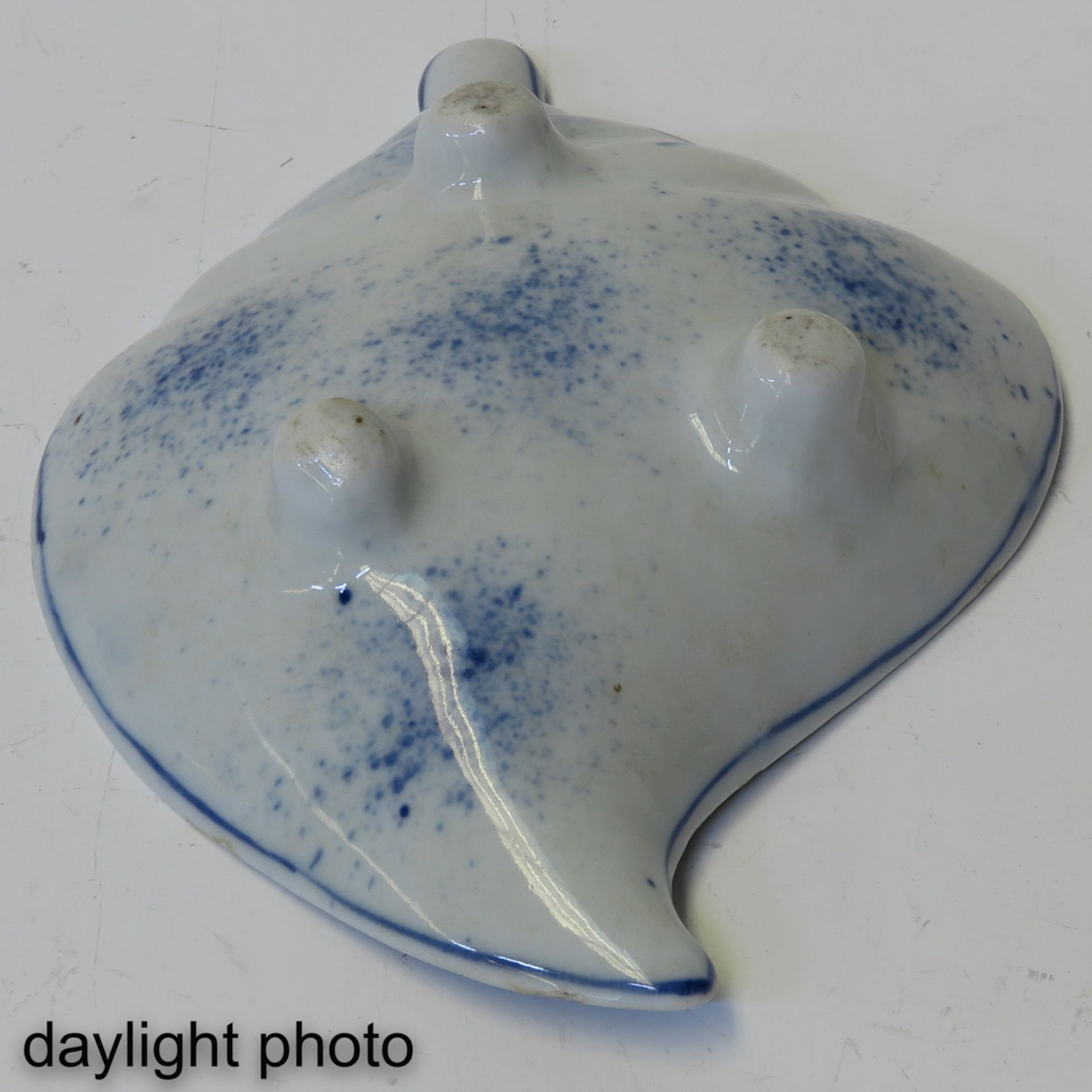 A Blue and White Serving Dish - Image 4 of 5