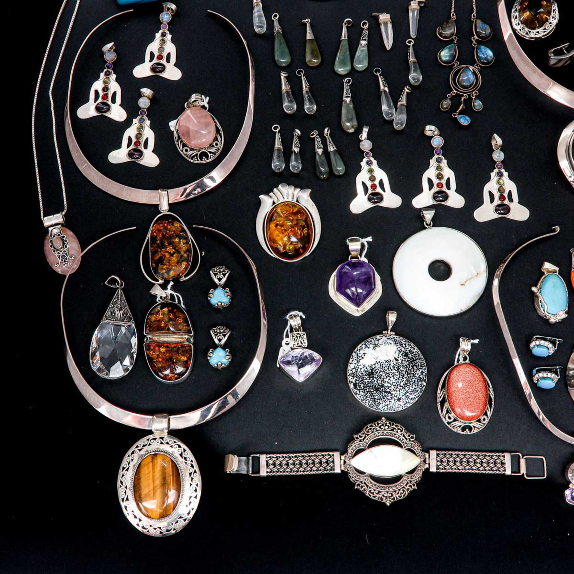 A Large Collection of Silver Jewelry - Image 4 of 5