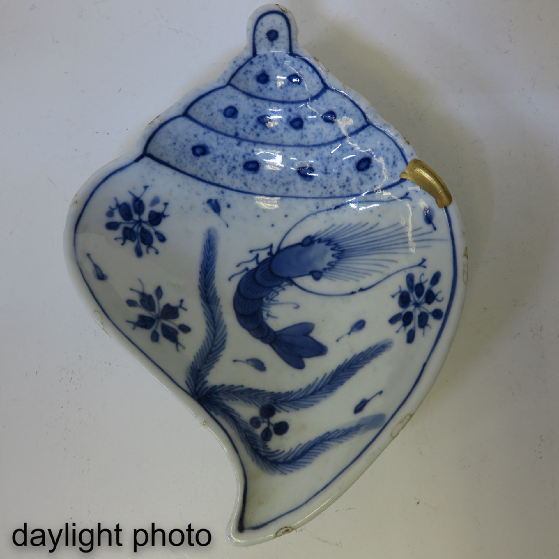 A Blue and White Serving Dish - Image 5 of 5