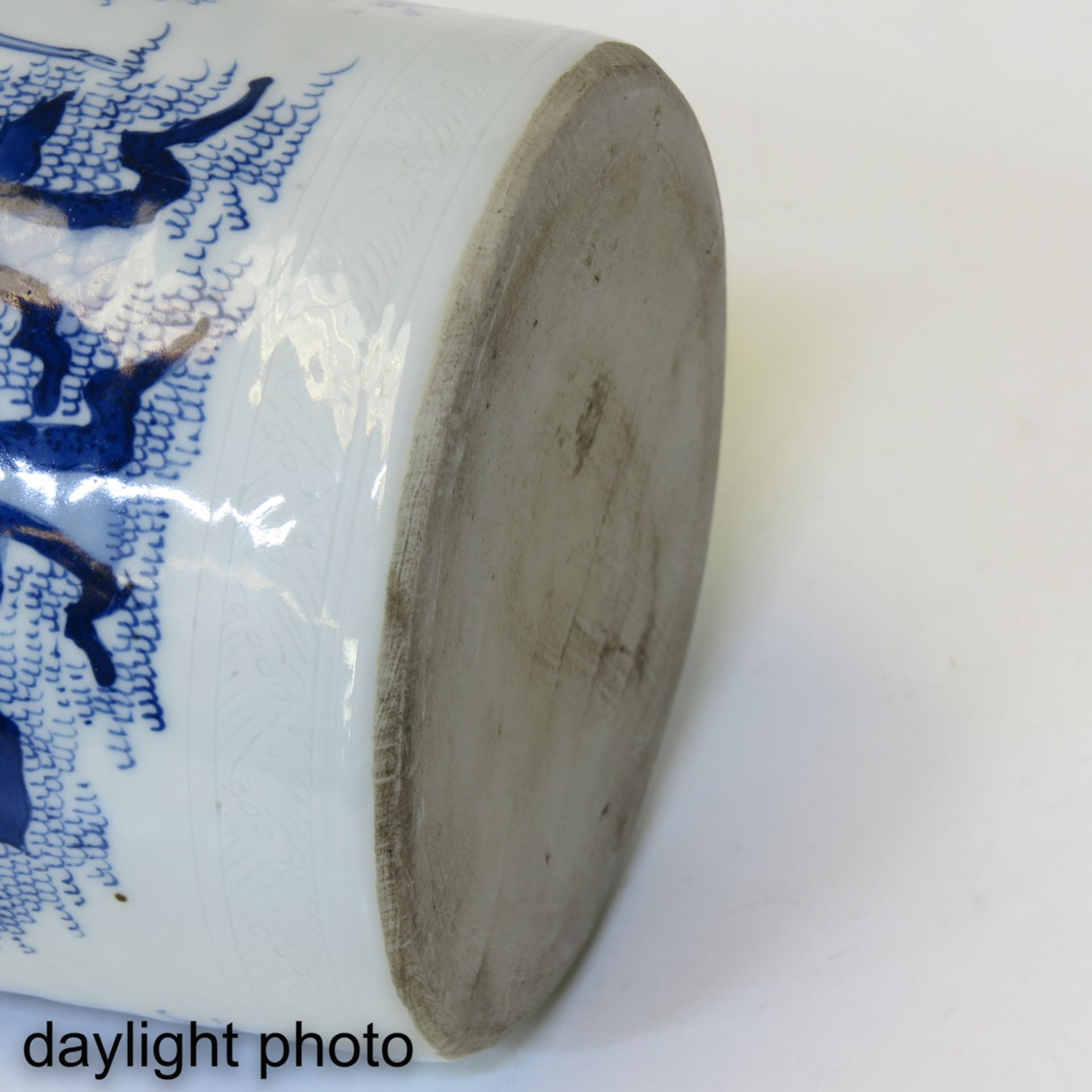 A Blue and White Rouleau Vase - Image 8 of 9
