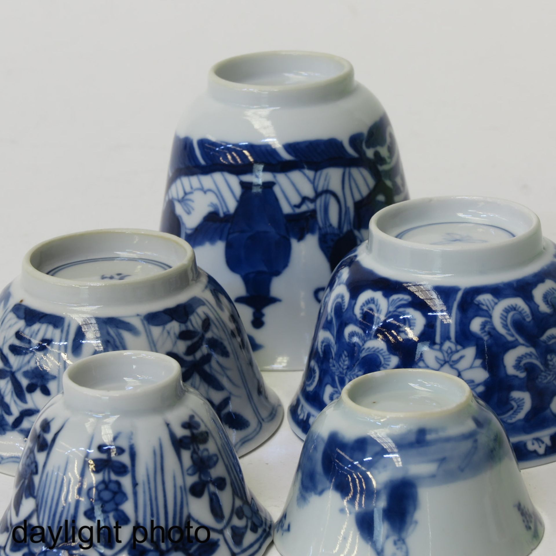 A Collection of Blue and White Cups - Bild 8 aus 8