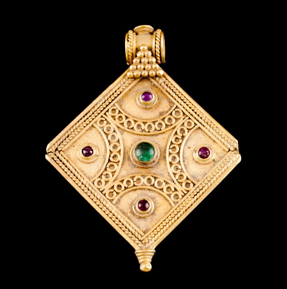 A pendantGold Of granites decoration and twisted thread of Phoenician influence set with cabochon