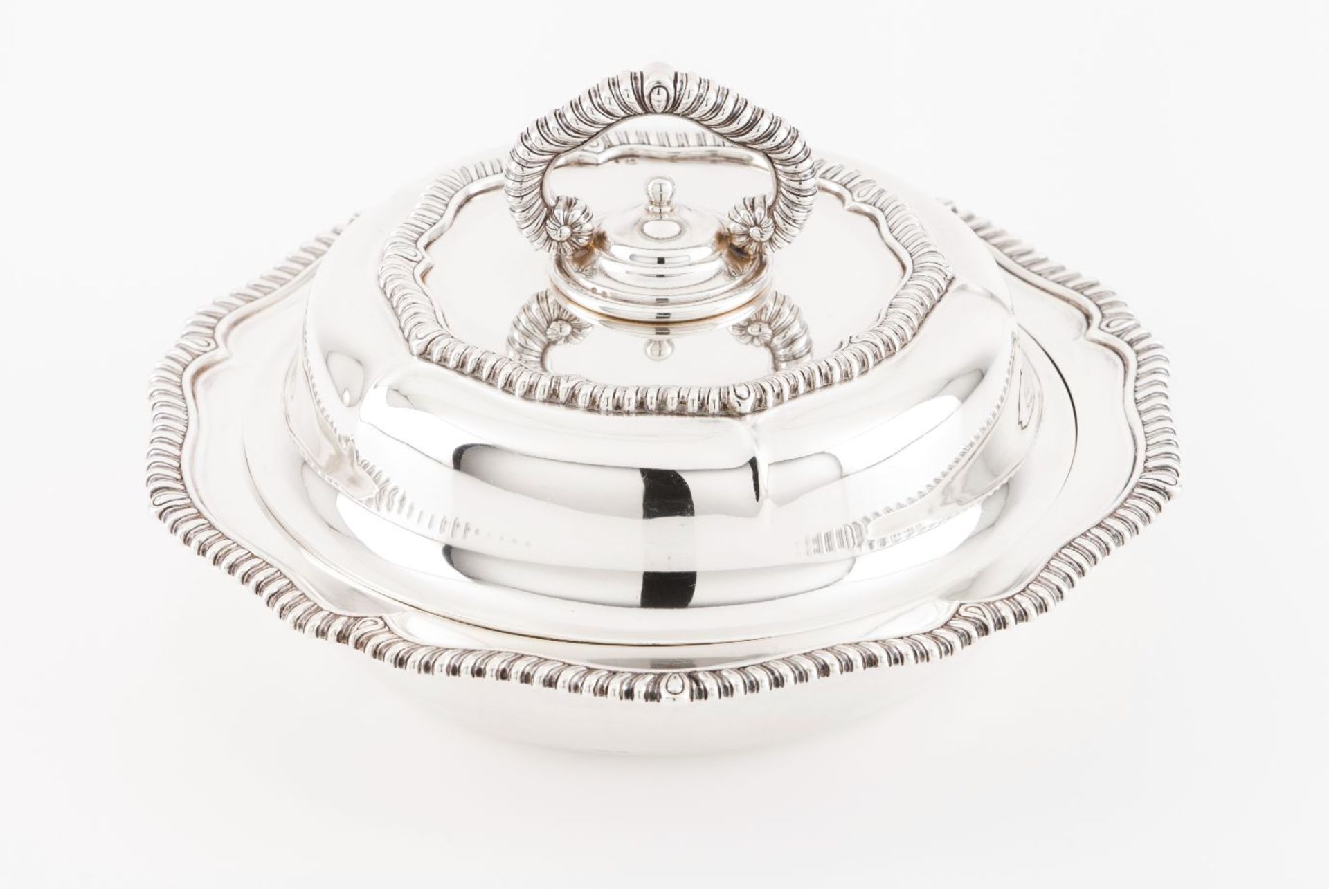 A vegetable dishPortuguese silver "Leitão & Irmão" dinner set Plain body, scalloped lip of applied