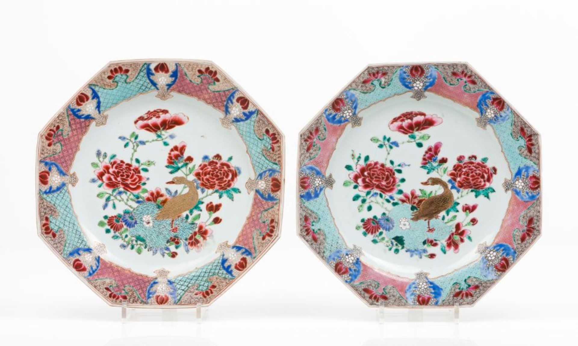 A pair of octagonal platesChinese export porcelain Polychrome "Famille Rose" enamelled decoration
