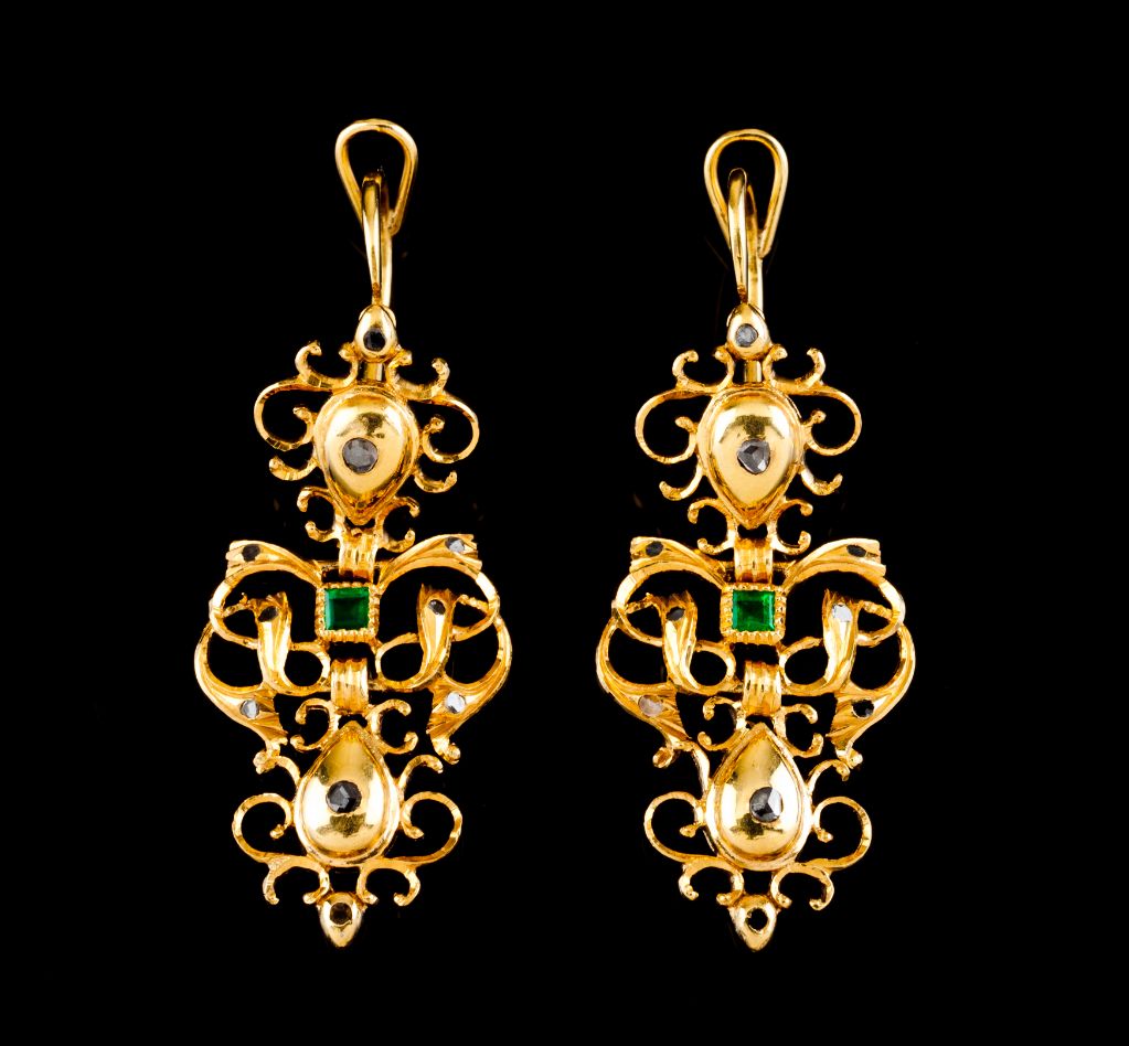 A pair of drop earringsPortuguese sequillé type gold Articulated elements of scroll decoration set