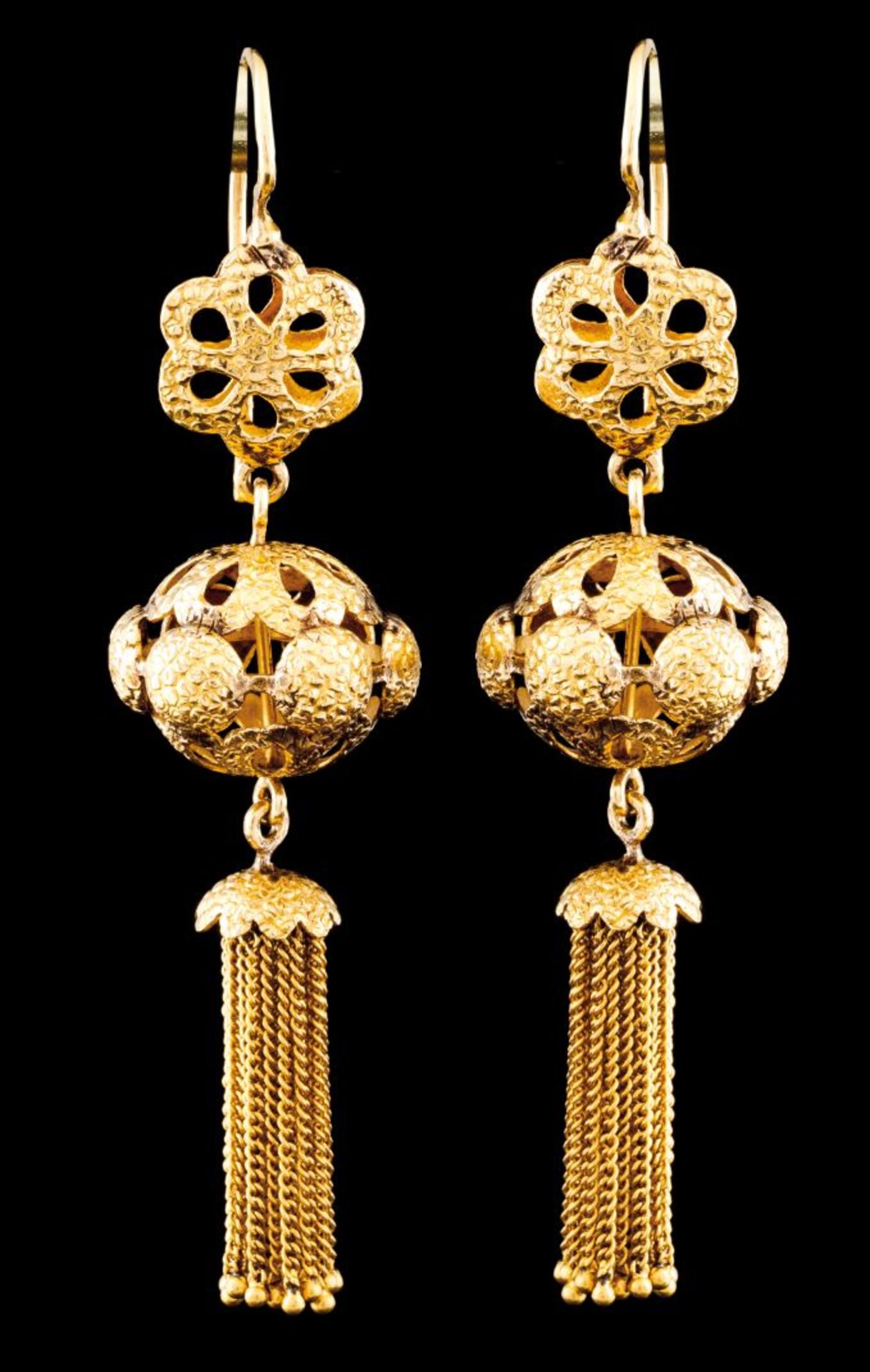 In gold Perforated balls with dangling fringes Dragon contrast 800/1000 (1938-1984) and goldsmiths