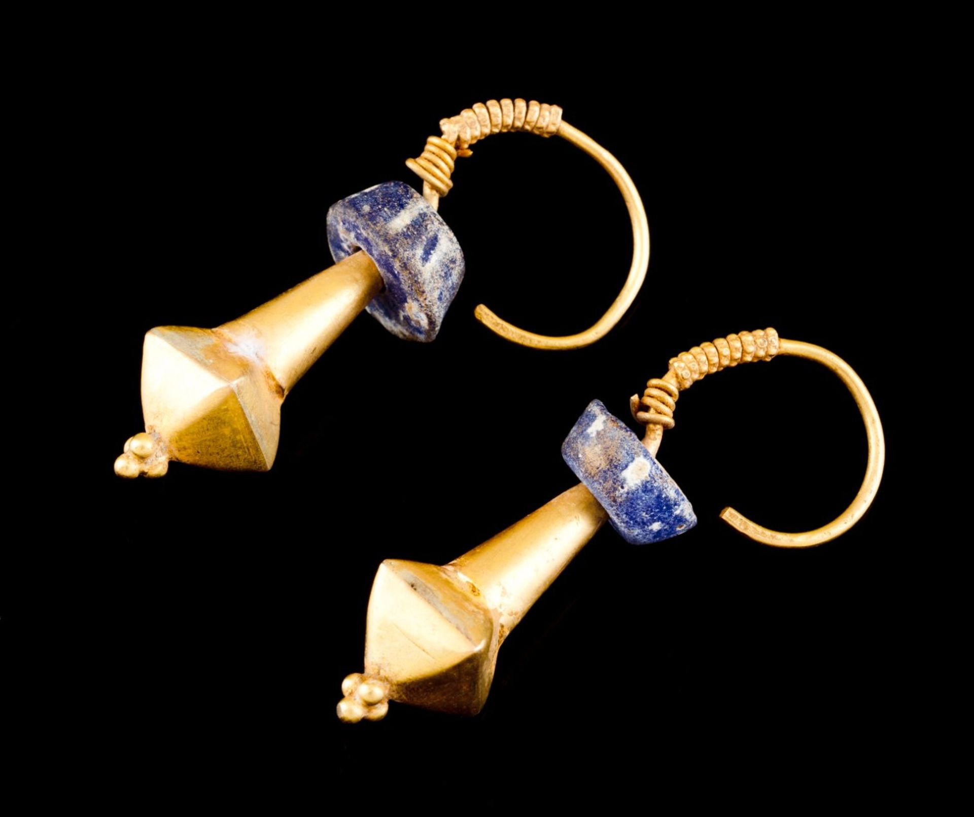 A pair of Roman earringsGold Spindle of orthorhombic finial suspended by loop of twisted thread