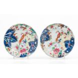 A pair of "Tobacco-Leaf" platesExport porcelain Scalloped rim and "Famille-Rose" enamelled