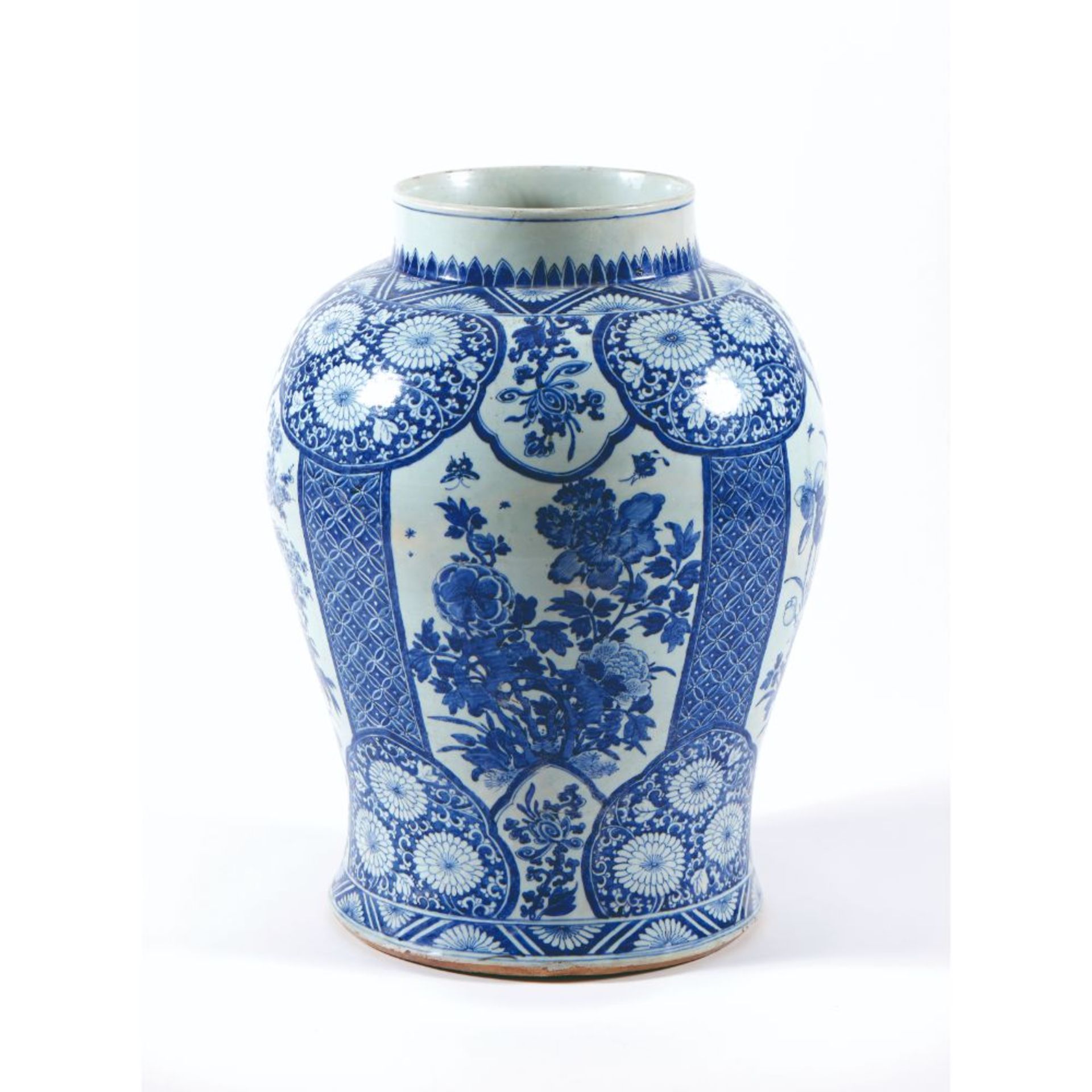 A large blue and white baluster vase - Bild 3 aus 4