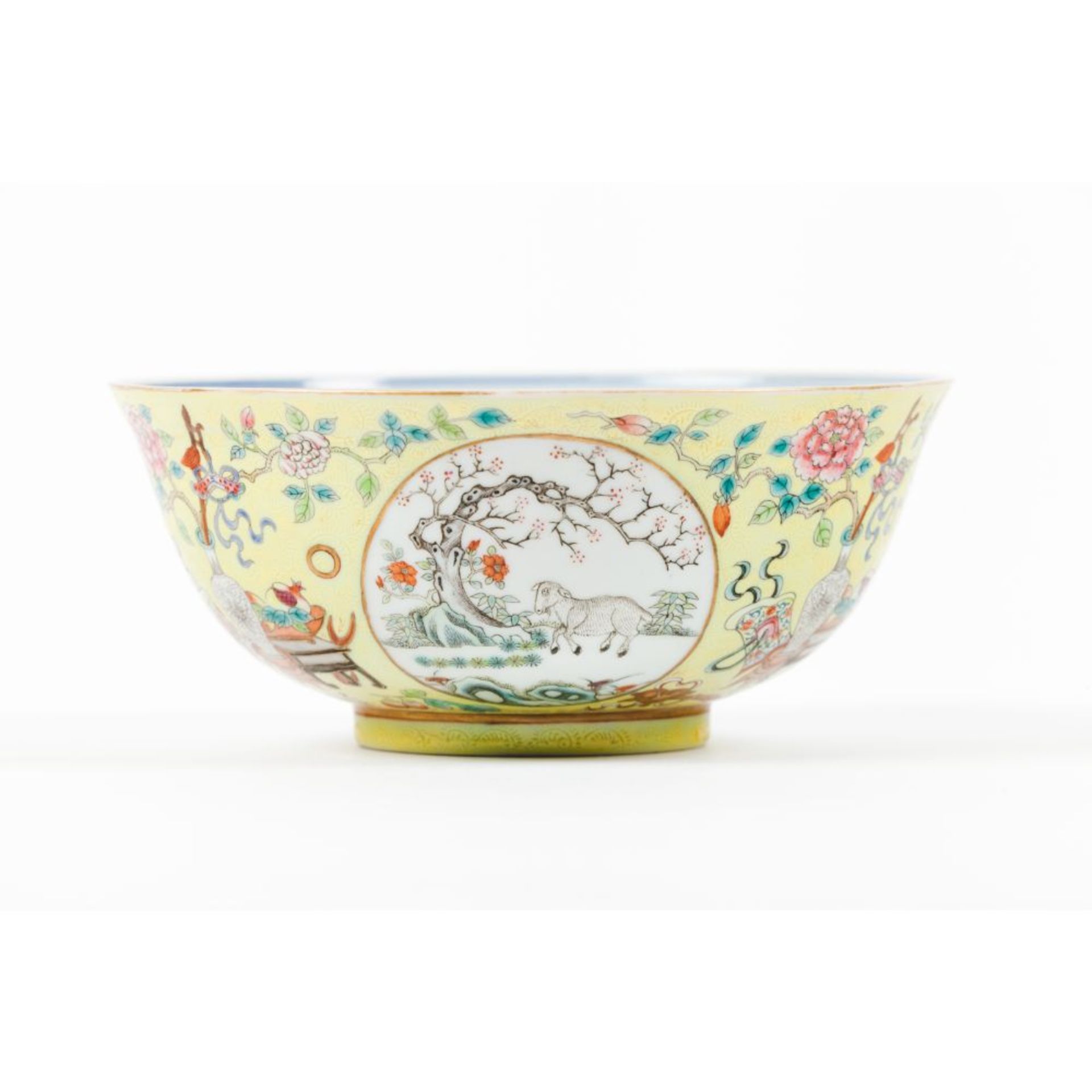 A Famille Rose yellow-ground 'ram' medallion bowl - Bild 4 aus 6