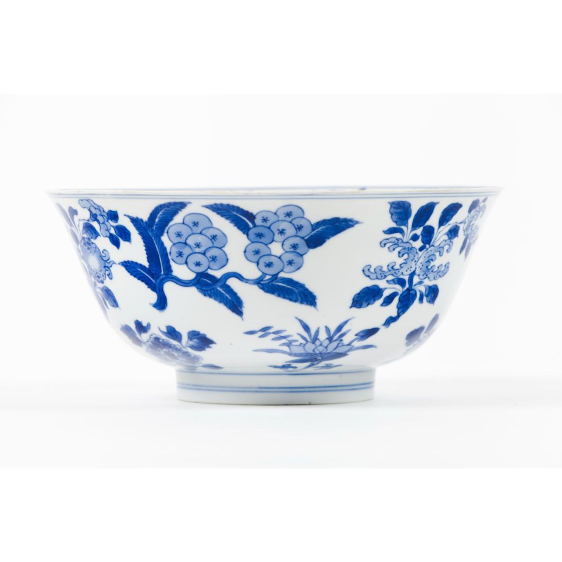 A blue and white 'fruit and flower' bowl - Bild 4 aus 6