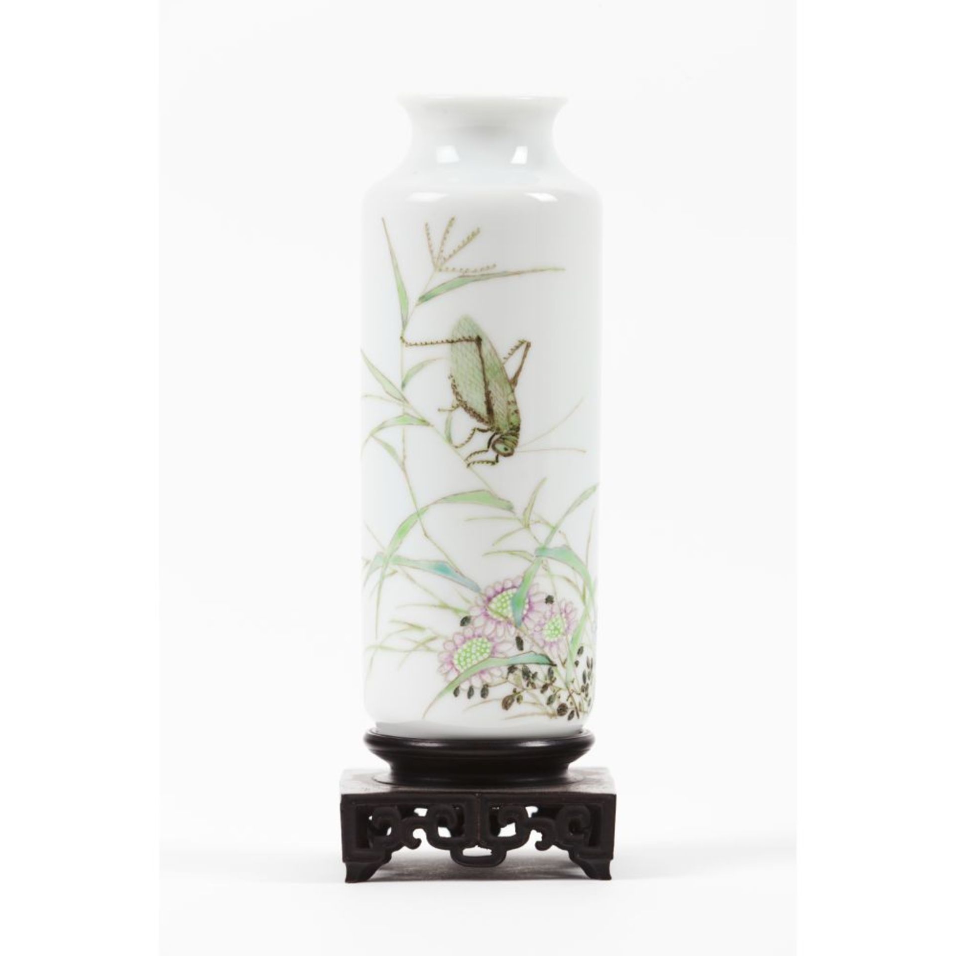 A Famille Rose 'locust and flowers' cylindrical vase - Bild 2 aus 5