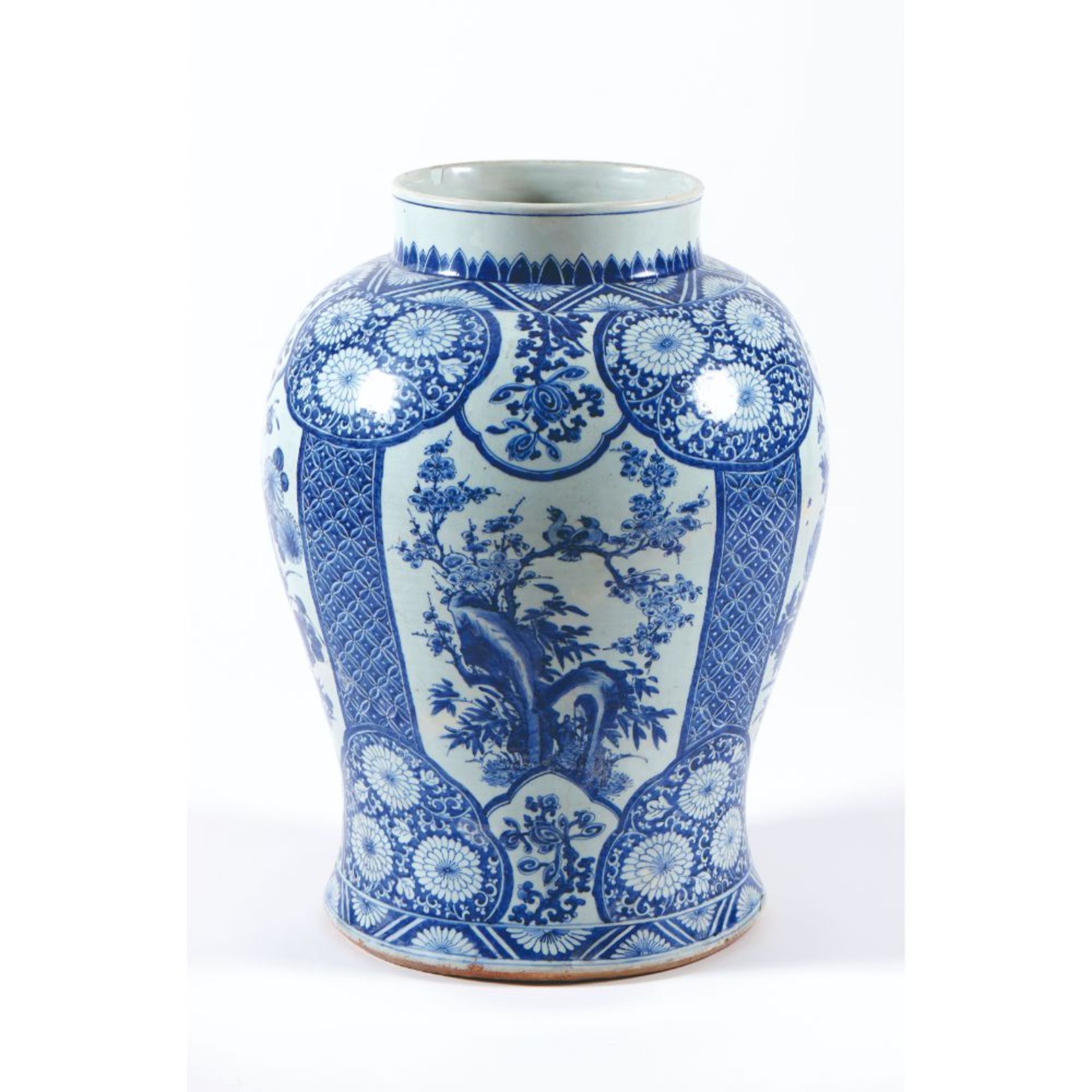 A large blue and white baluster vase - Bild 2 aus 4