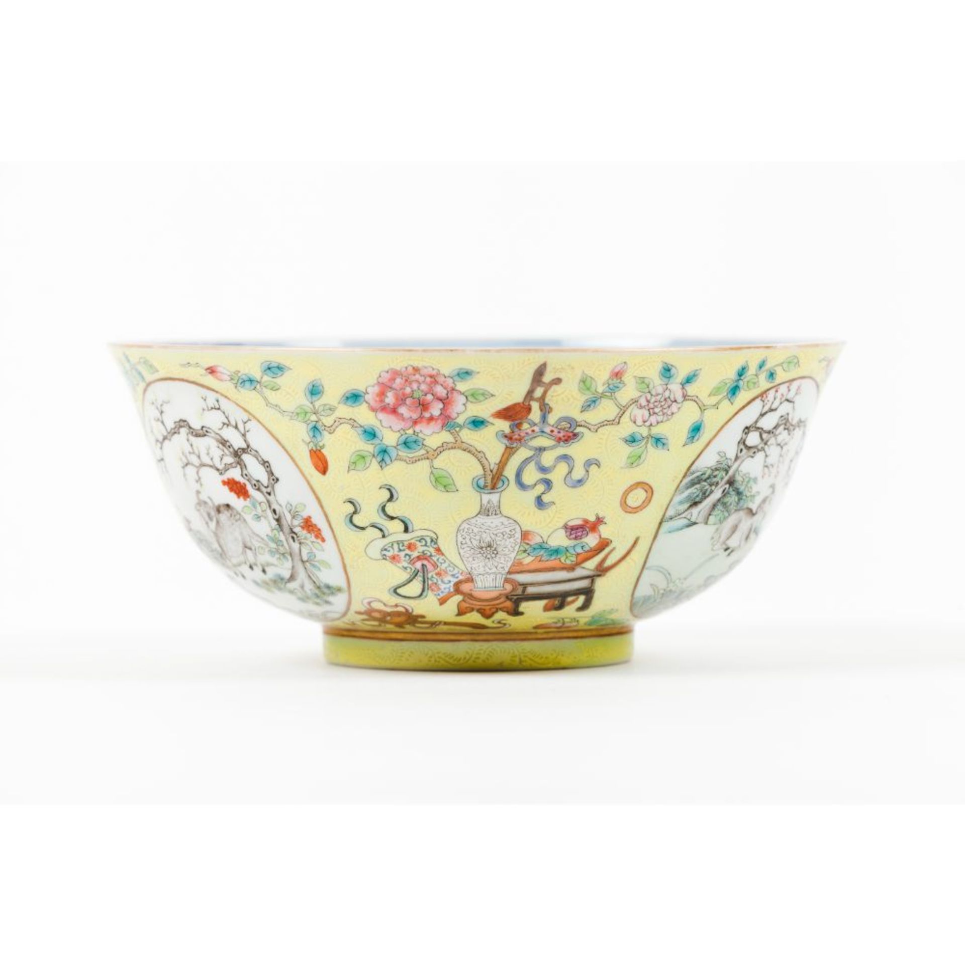 A Famille Rose yellow-ground 'ram' medallion bowl - Bild 2 aus 6