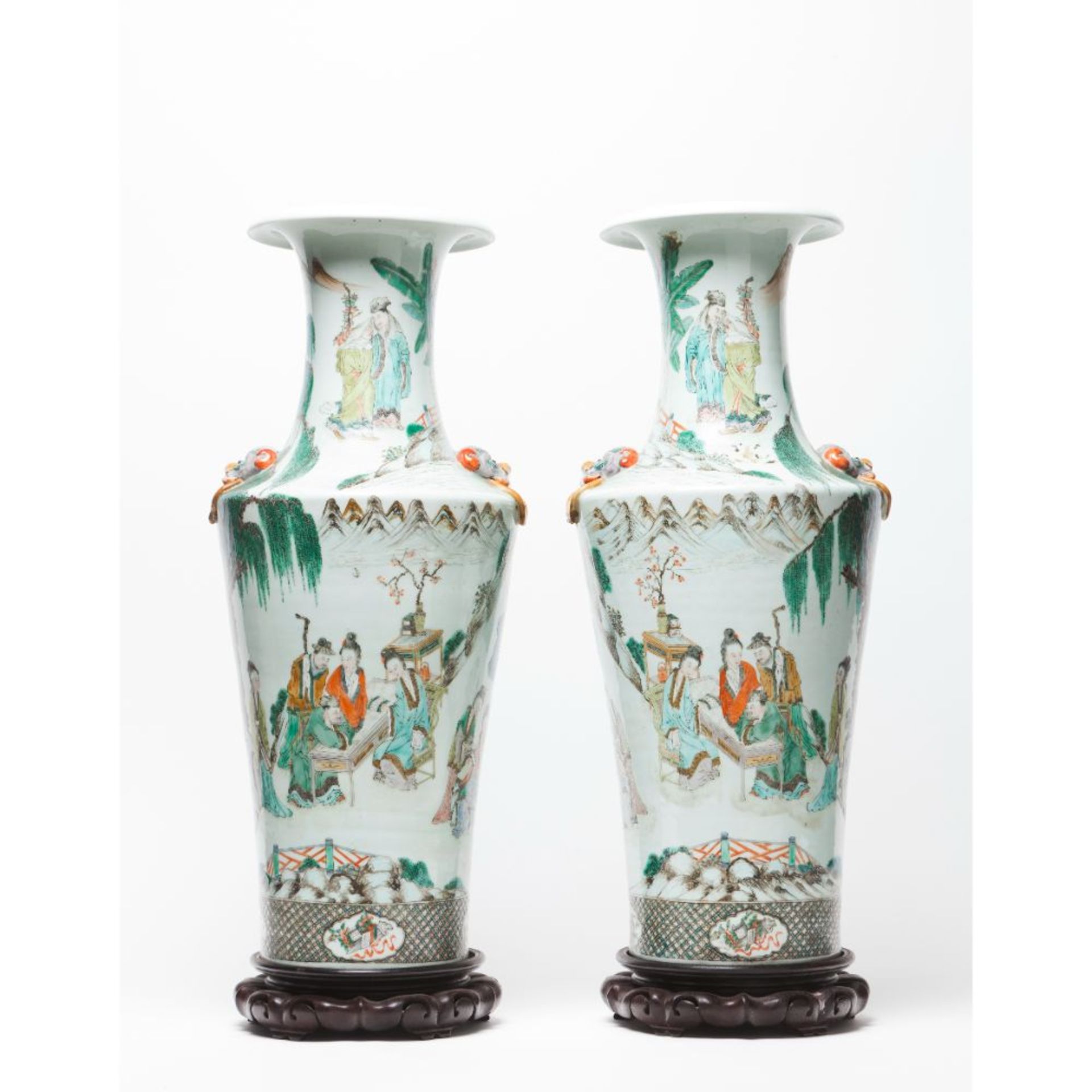 A pair of Famille Rose baluster vases - Bild 2 aus 2