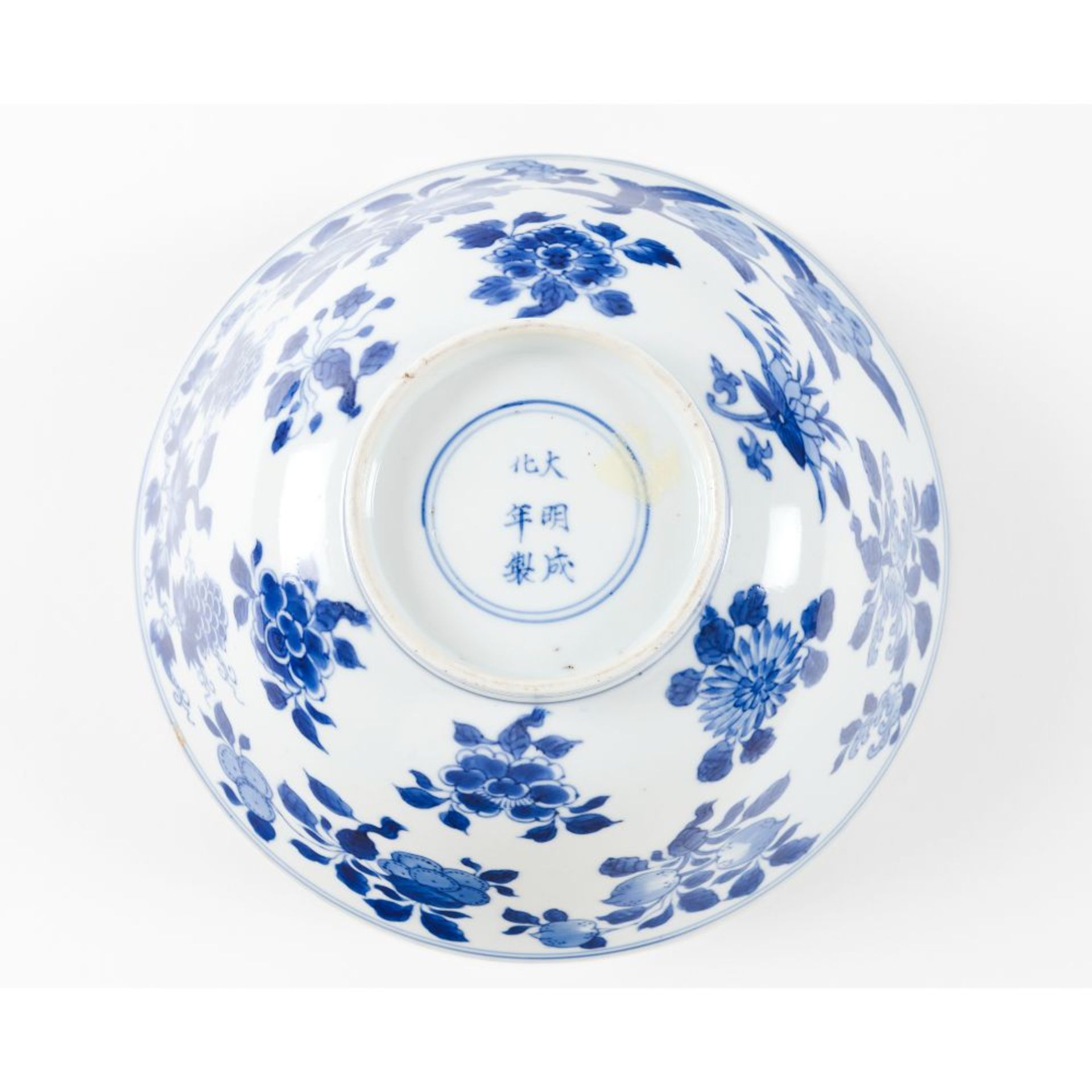 A blue and white 'fruit and flower' bowl - Bild 6 aus 6