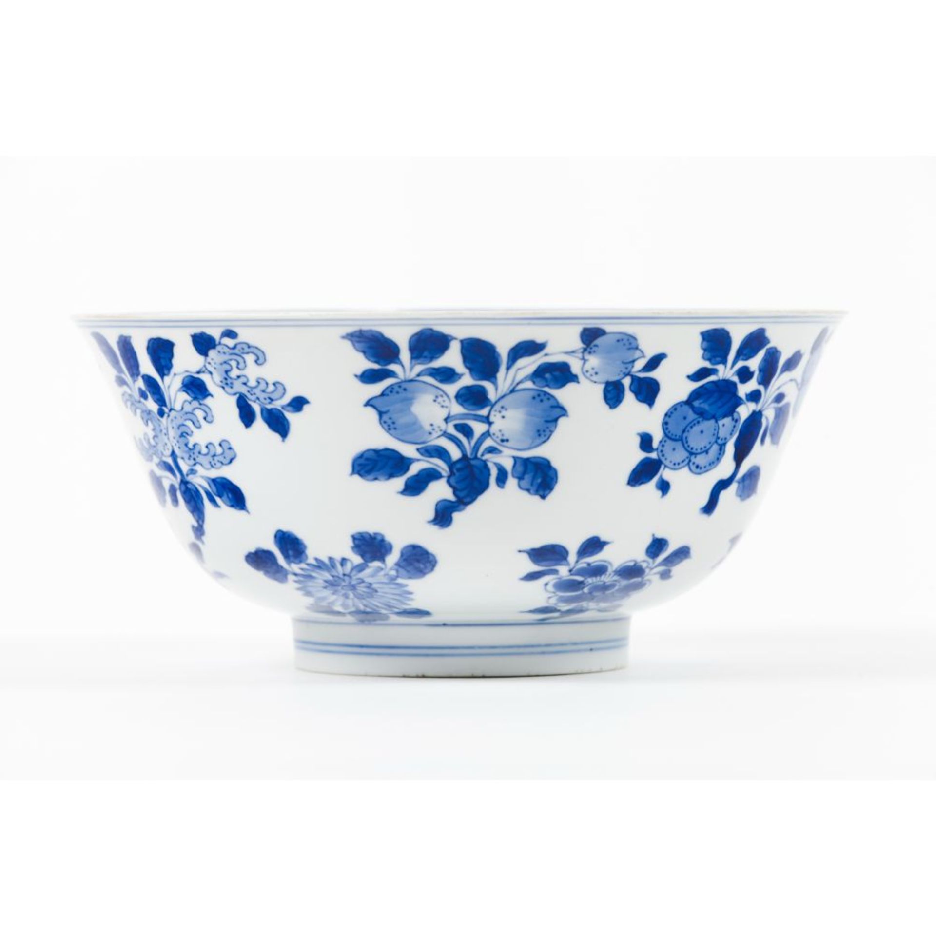 A blue and white 'fruit and flower' bowl - Bild 3 aus 6