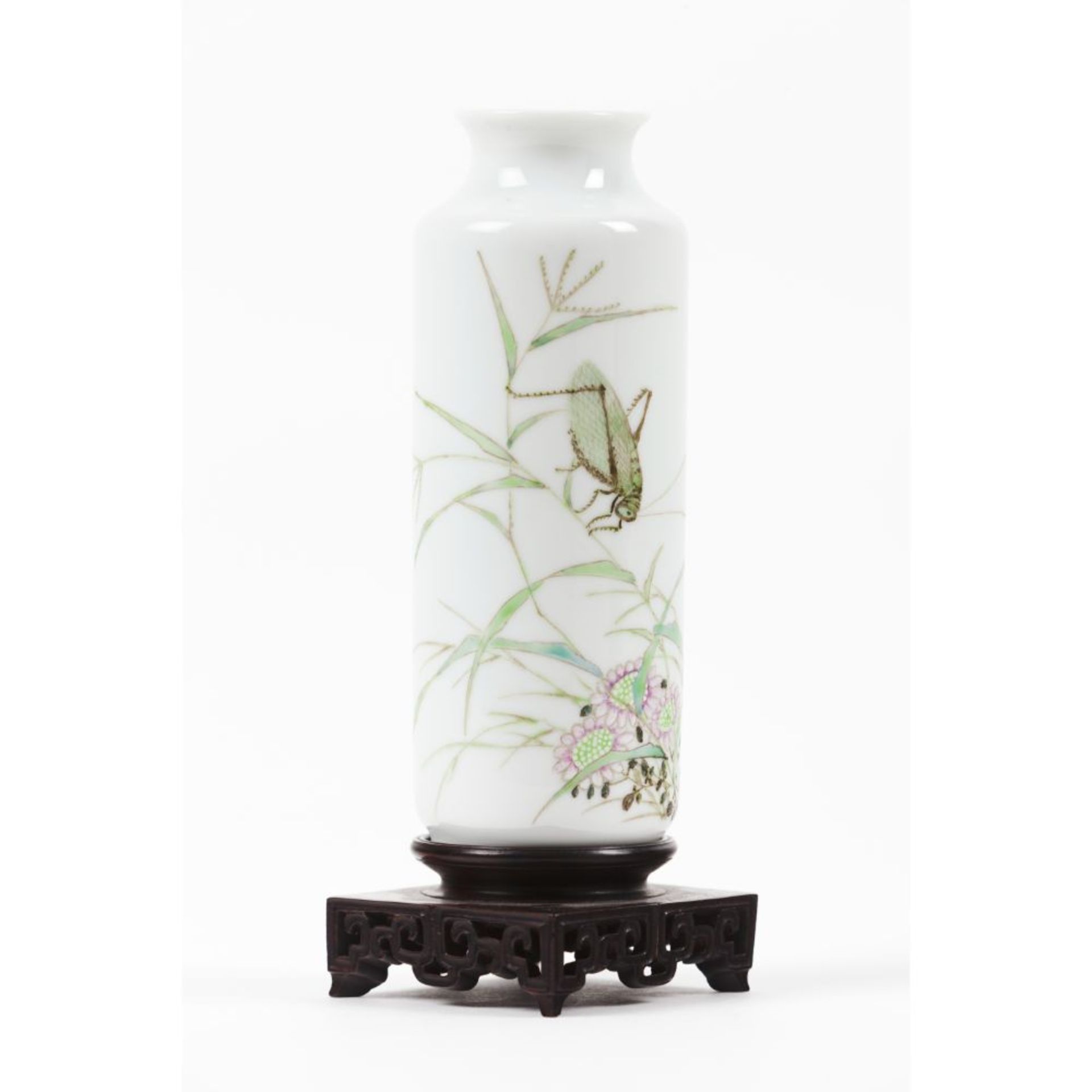 A Famille Rose 'locust and flowers' cylindrical vase - Bild 4 aus 5