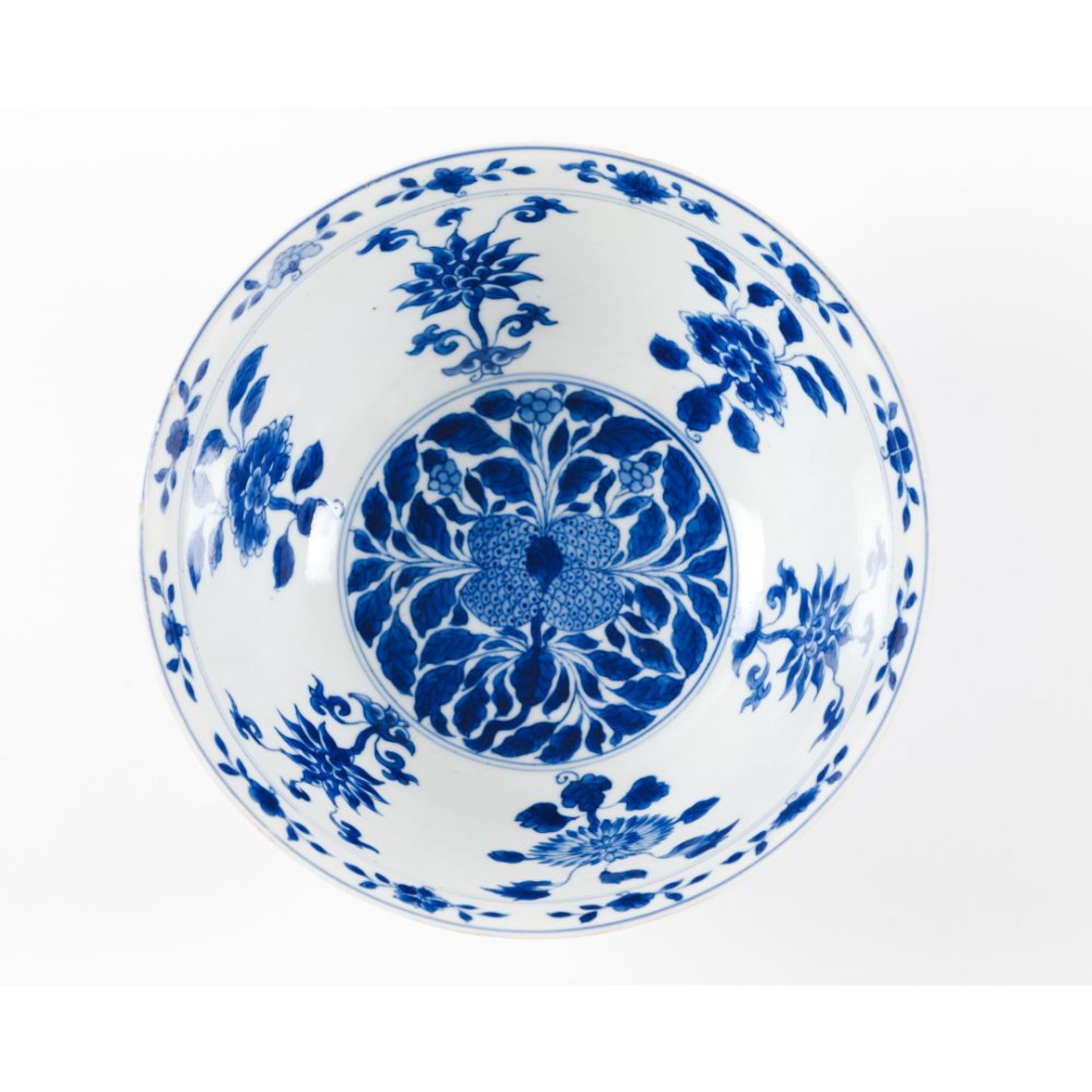 A blue and white 'fruit and flower' bowl - Bild 5 aus 6