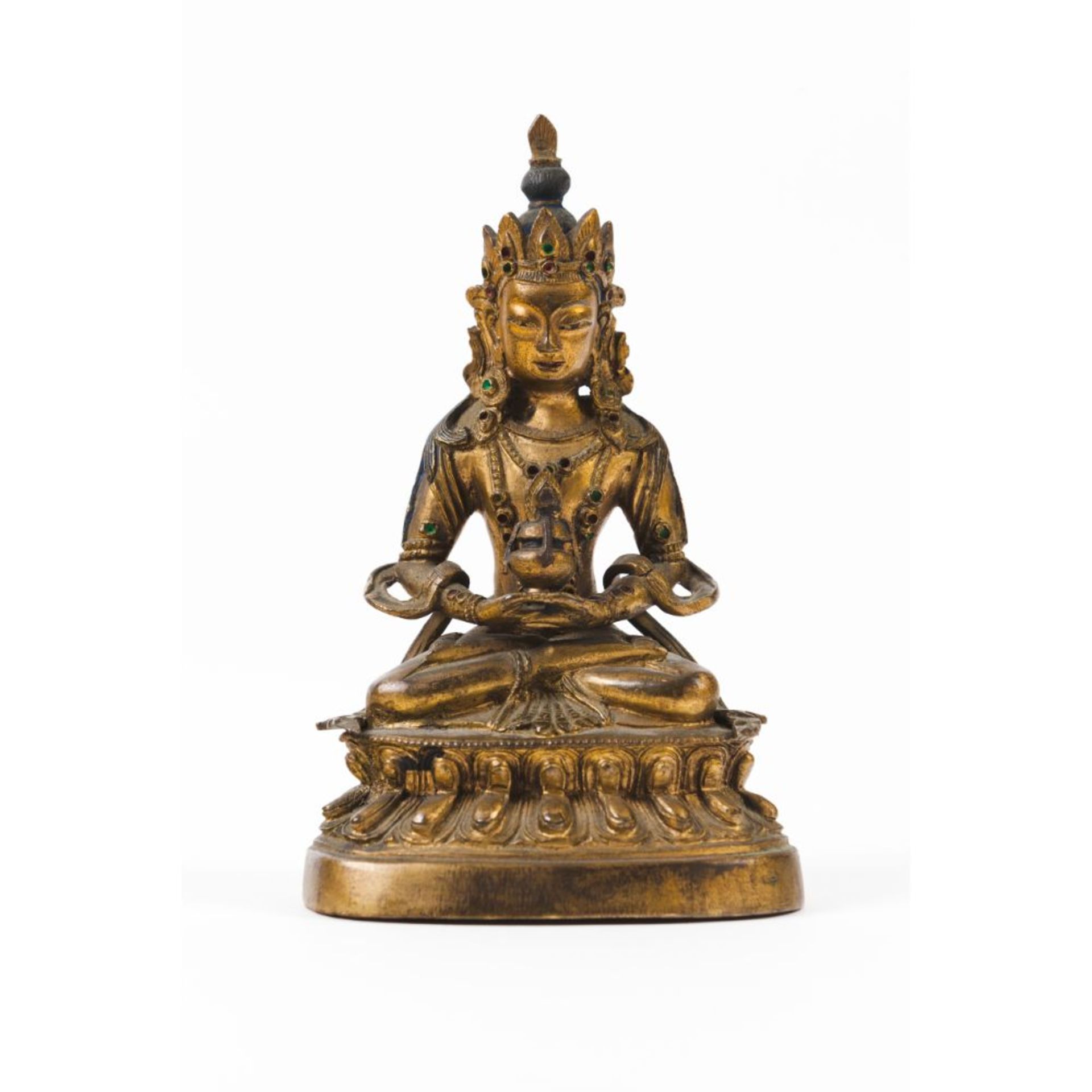 A Tibetan gilt-bronze figure of Buddha Amitayus - Bild 2 aus 5