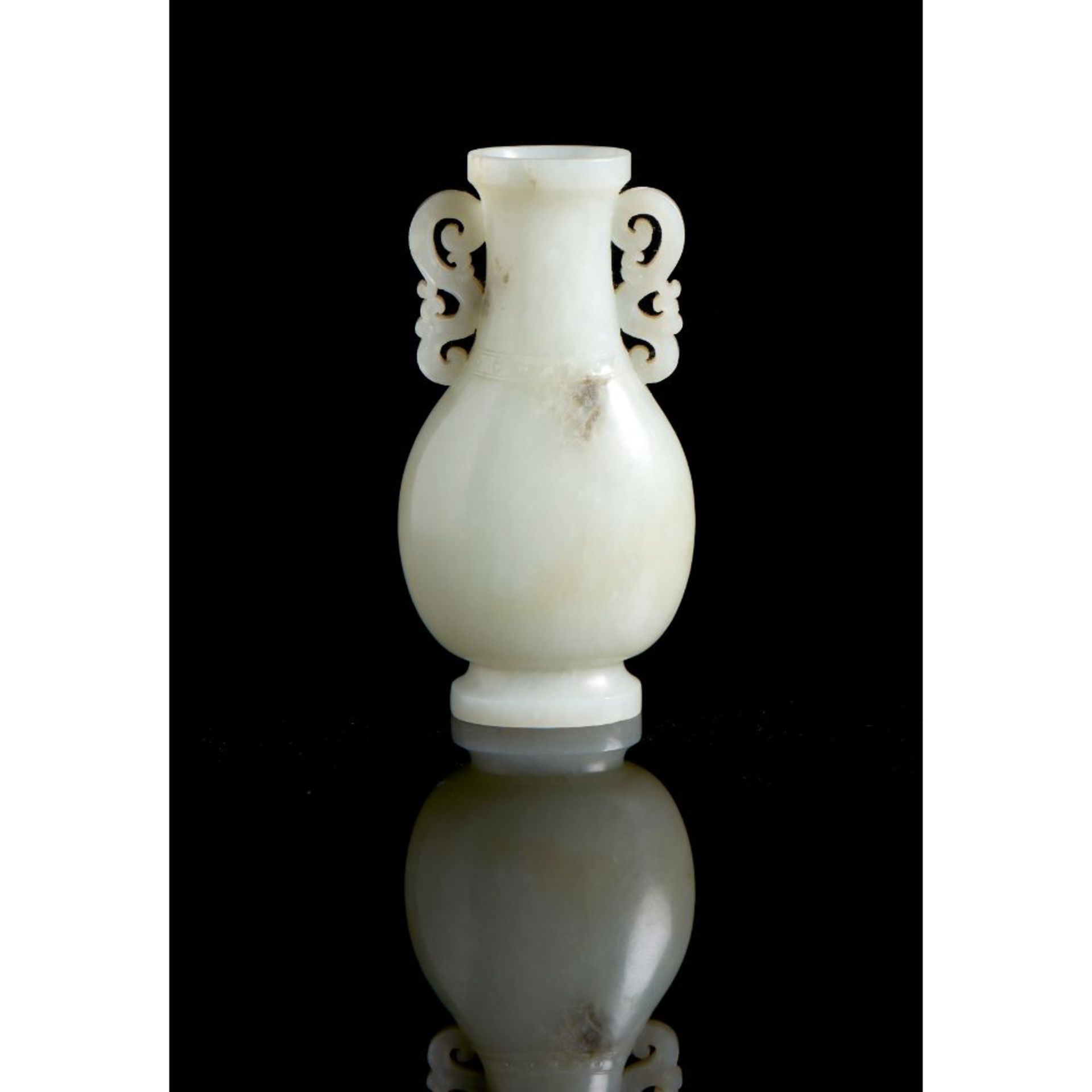 A small Chinese celadon jade vase  - Image 2 of 2