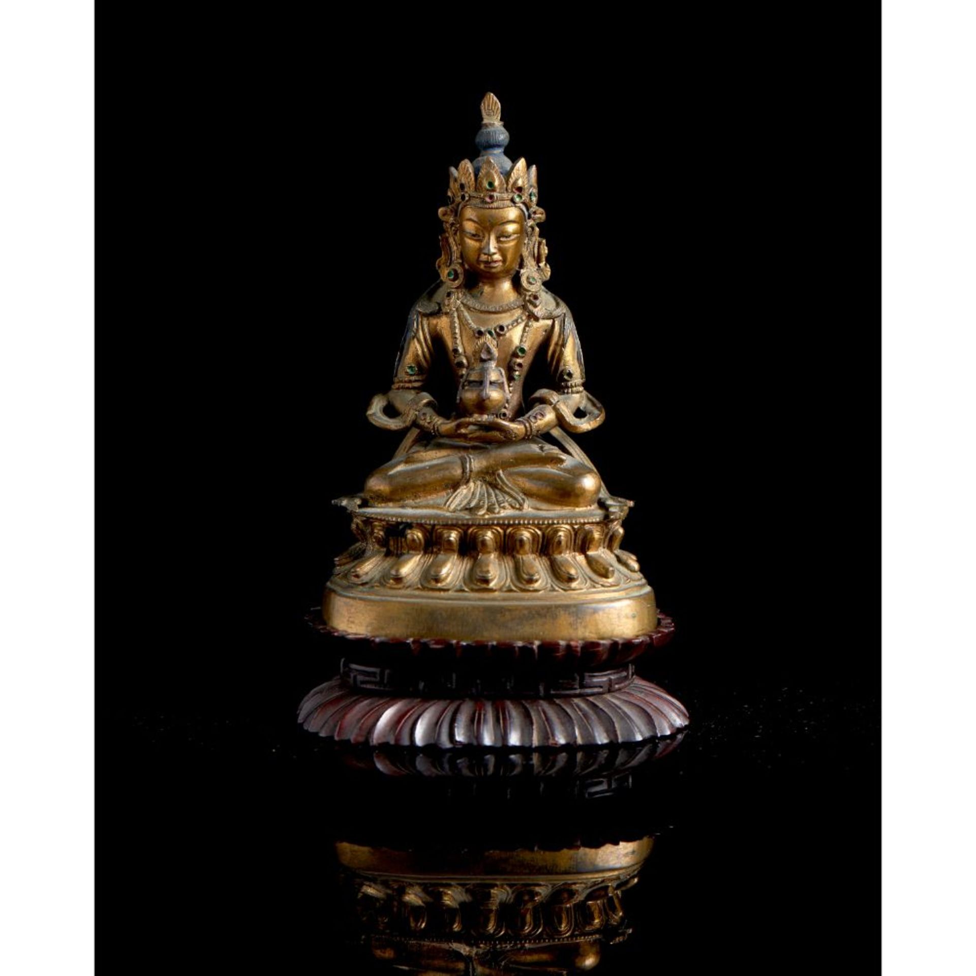 A Tibetan gilt-bronze figure of Buddha Amitayus - Bild 5 aus 5