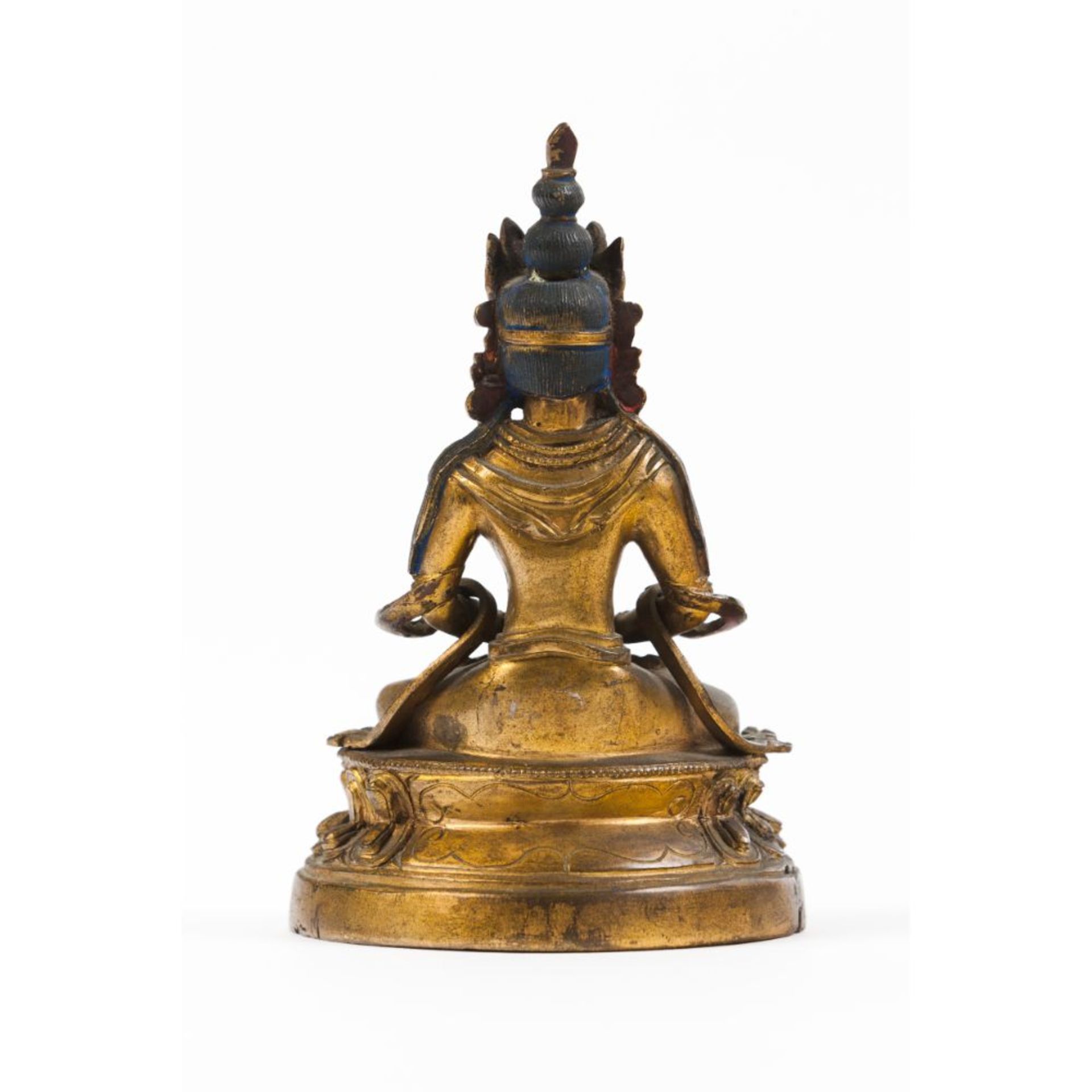 A Tibetan gilt-bronze figure of Buddha Amitayus - Bild 3 aus 5