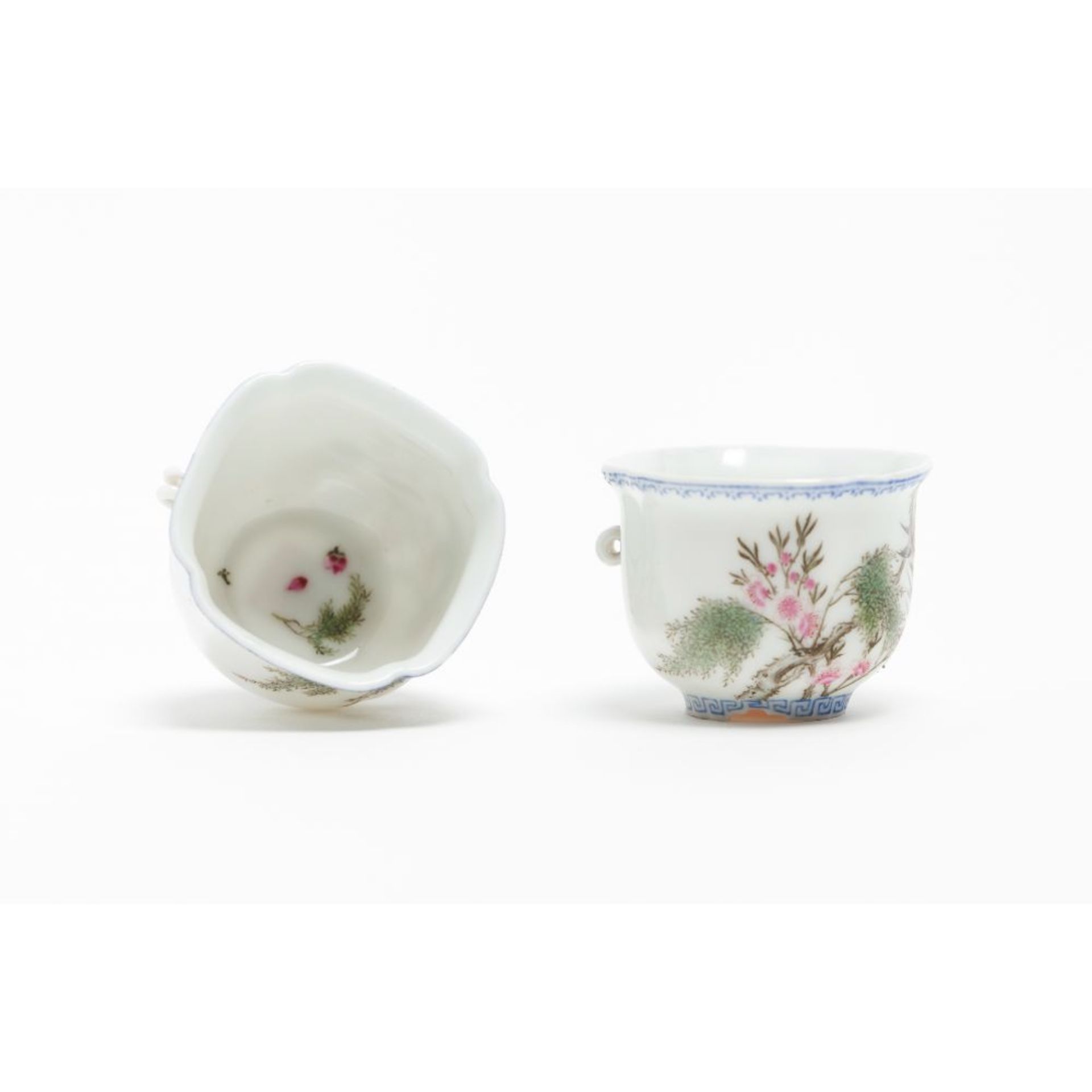 A fine pair of Famille Rose 'swallow' cups - Image 2 of 3