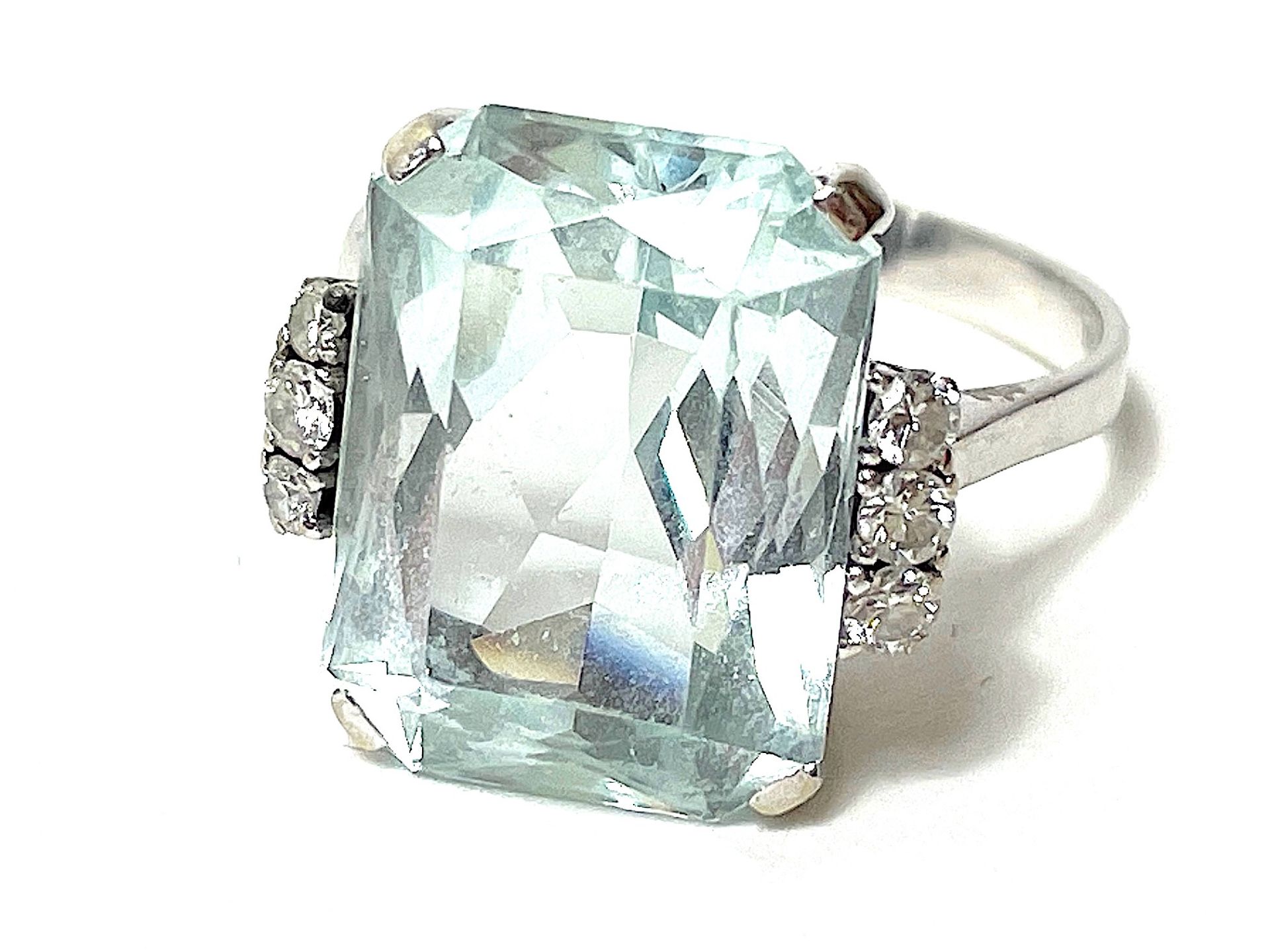 Aquamarine ring