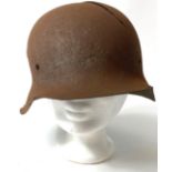 Wehrmacht-Stahlhelm mit Schrapnell- und Rostspuren