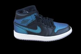 Nike Unisex Air Jordan 1 Mid Trainers, Iridescent Black and Pale Ivory, BQ6472-009, UK 5