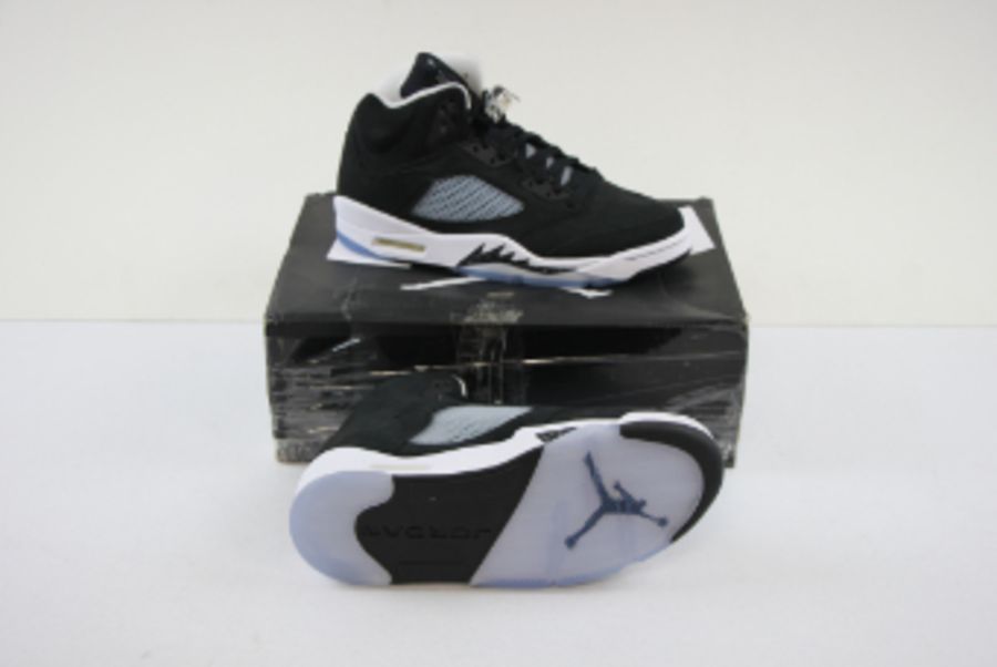 Nike Air Jordan 5 Men's Retro Low-Top Trainers, Black, Cool Grey and White, UK 8. Box damage - Image 2 of 6