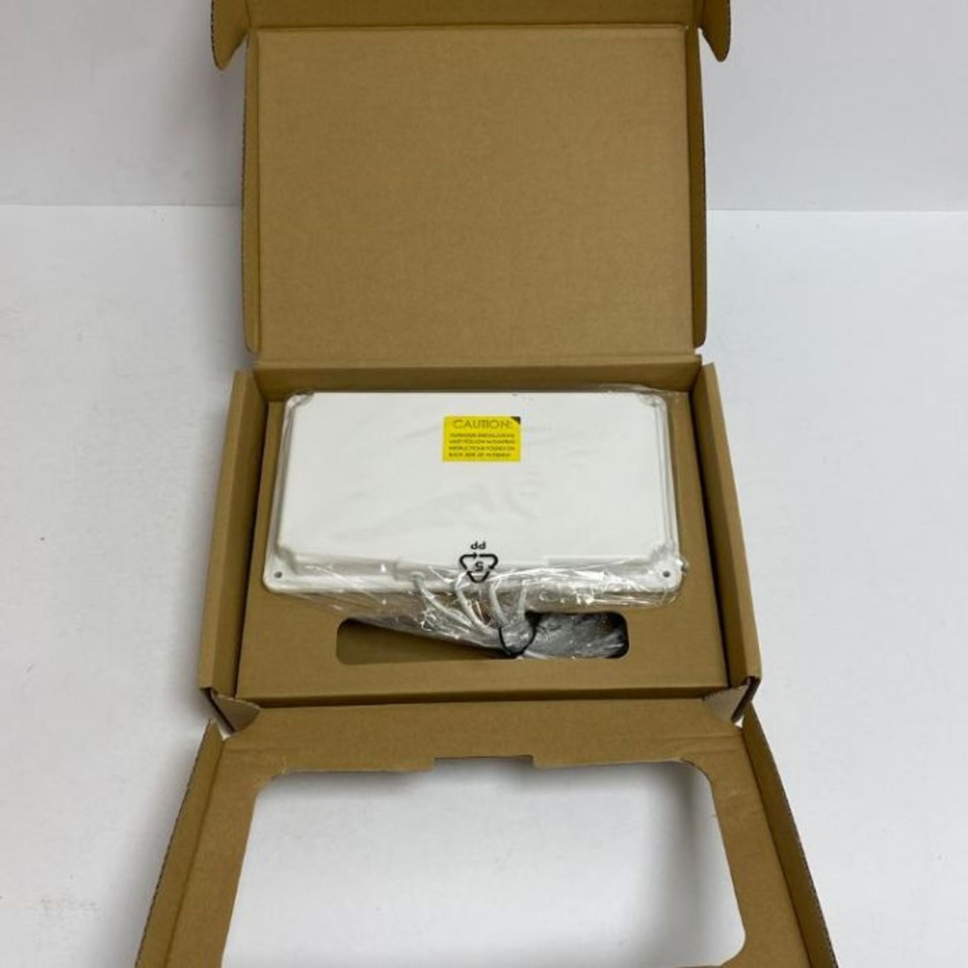 Cisco AIR-ANT2566P4W-R 2.4ghz 6 DBI Directional Ant 4-port - Image 2 of 2