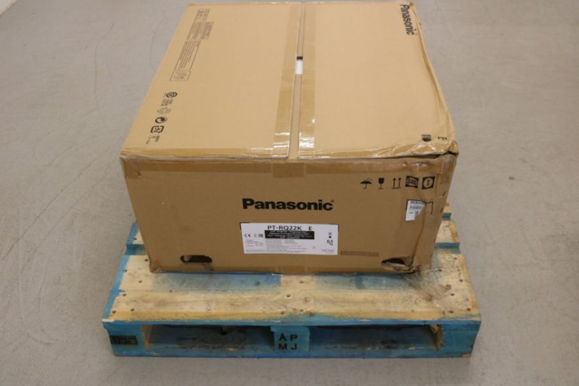 Panasonic PT-RQ22K E Compact, Filterless 20,000 Lumens 4K+ Solid Shine Laser Projector. Brand new, b