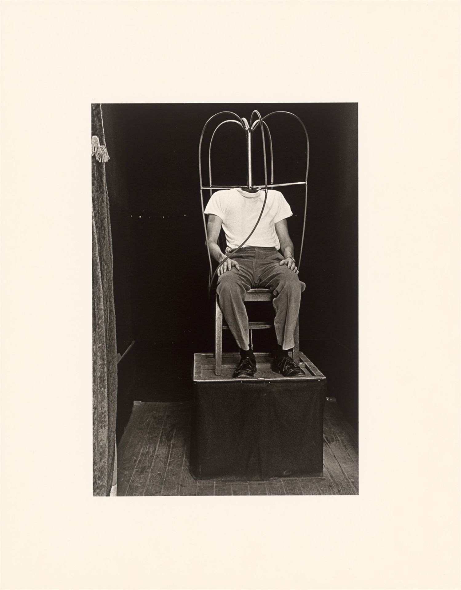 Diane Arbus. Headless Man NYC. 1962 - Bild 2 aus 2