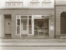 Tata Ronkholz. Duisburg-Neuendorf, Sternbuschweg, aus der Serie „Trinkhallen“, 1977–1984. 1978