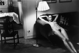 Helmut Newton. „'Domestic Nude IV' in my living room. Chateau Marmont, Hollywood“. 1992