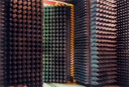 Lewis Baltz. Anechoic Chamber, France Télécom Laboratories, Lannion, France, aus der Serie „89-91….