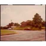 Stephen Shore. „Sutter St.[reet] + Crestline Rd., Fort Worth, Texas“, June 3. 1976