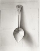 Evelyn Hofer. „Calder Spoon, Roxbury“. 1976