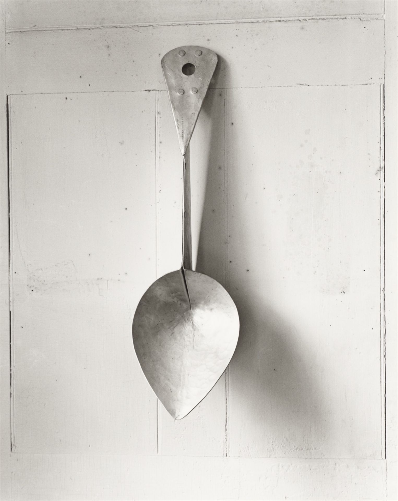 Evelyn Hofer. ”Calder Spoon, Roxbury”. 1976