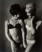 Christer Strömholm. „PARIS (TRANS...)“ [Susannah & Silvia], aus der Serie „Les Amies de Place Bla….